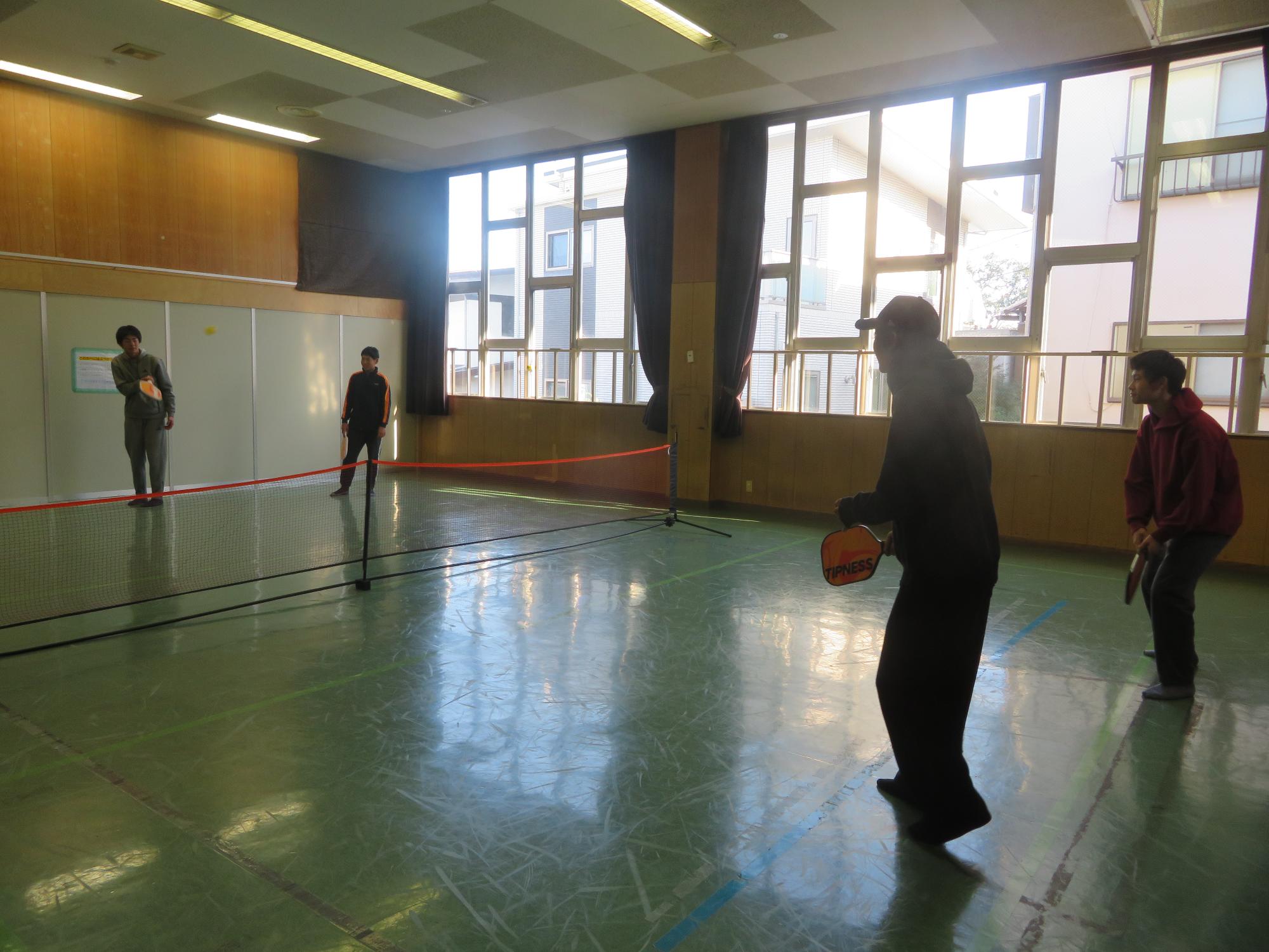 ピックルボールを楽しむ中学生4人の写真