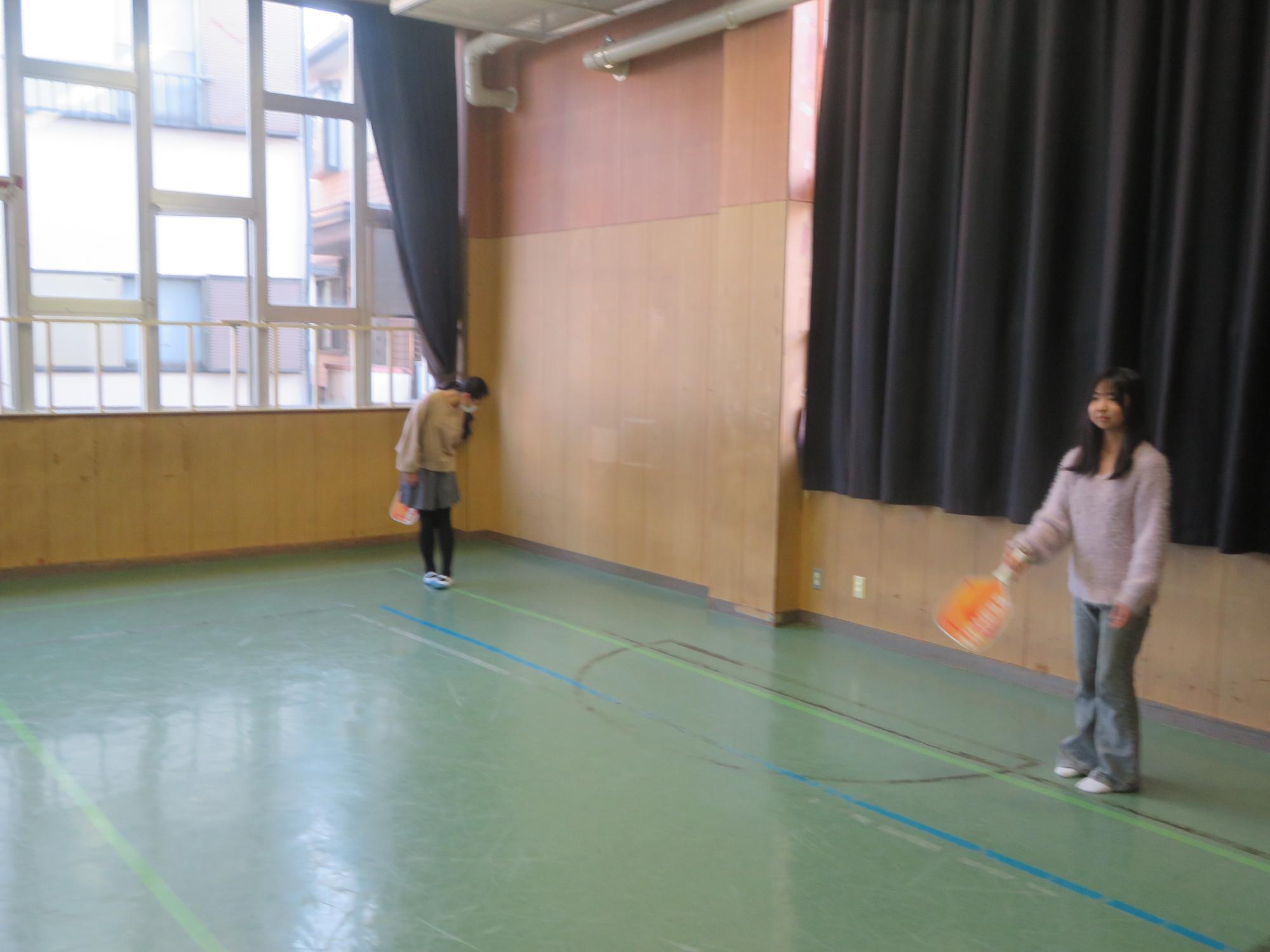 ピックルボールを楽しむ子どもたちの写真