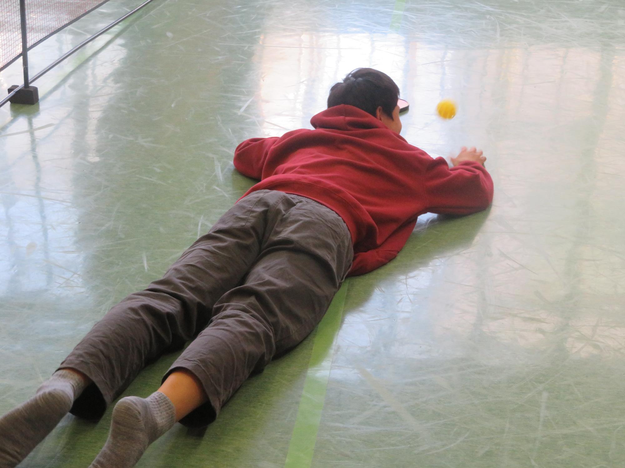 ボールを追う子どもの写真