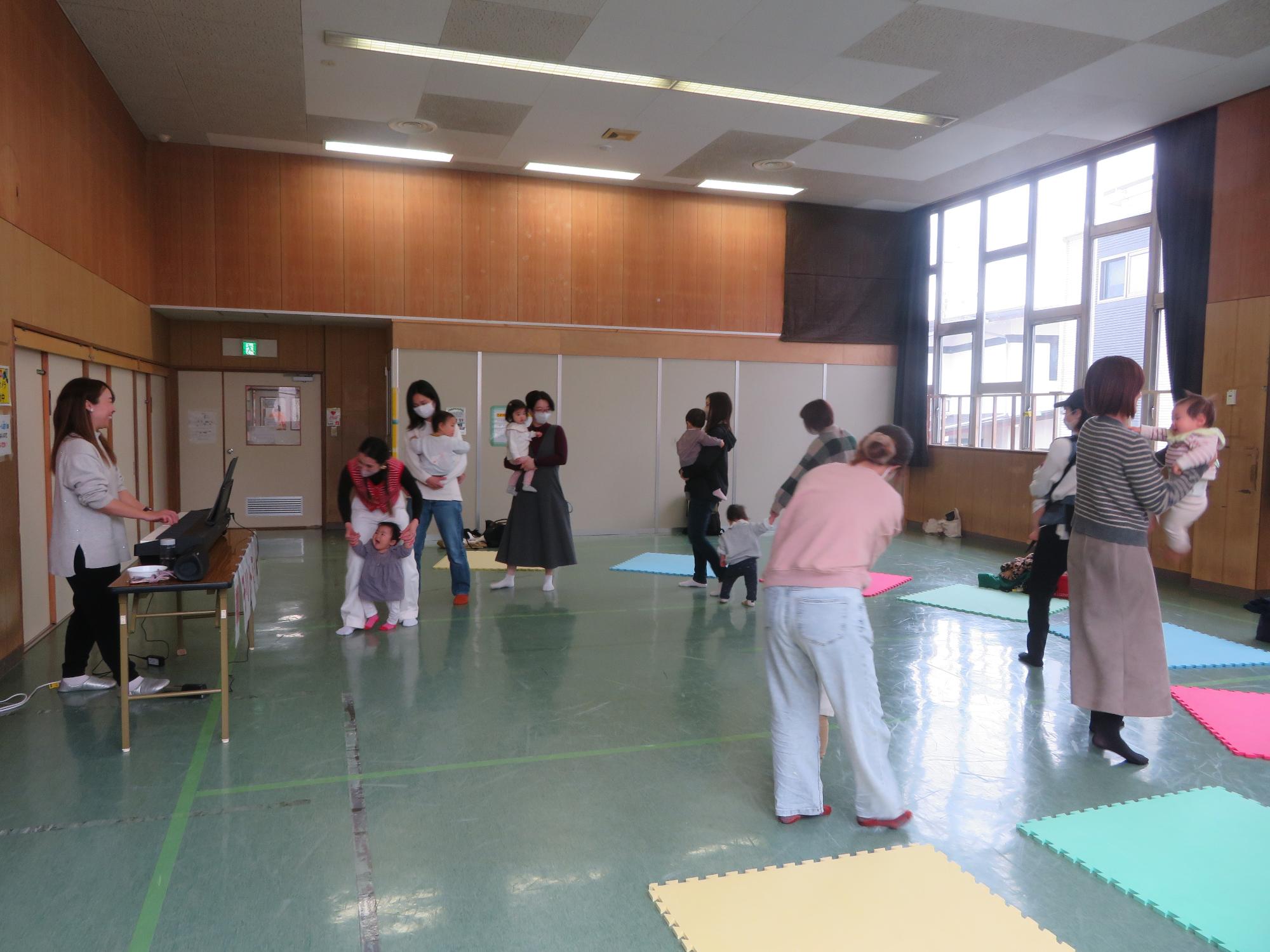 音楽に合わせて体を動かしている写真