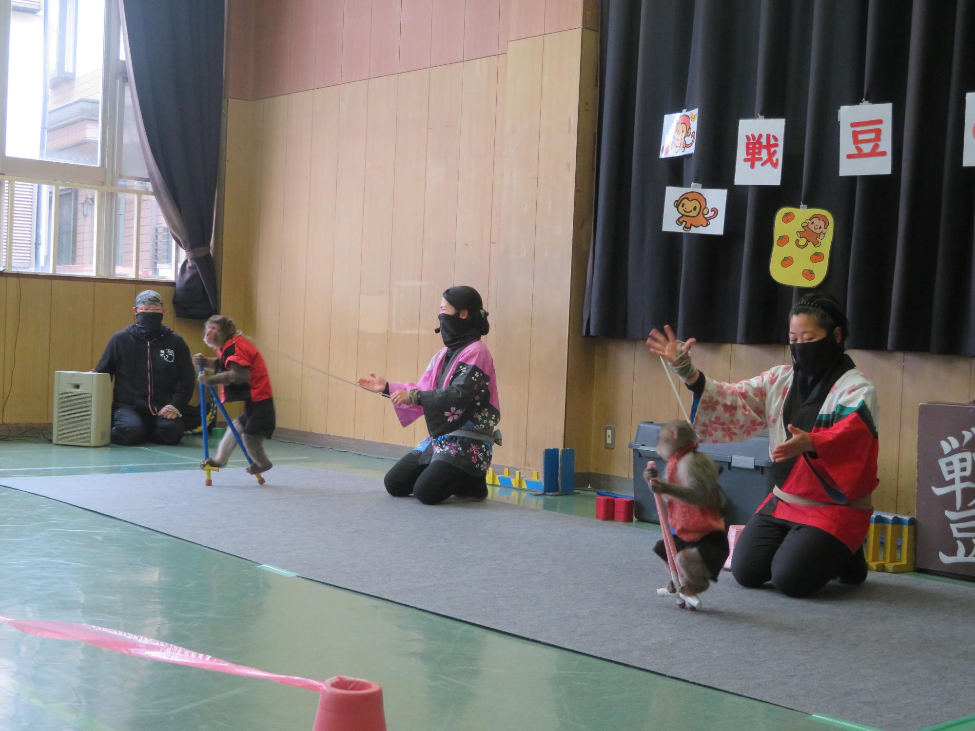 技を披露している写真