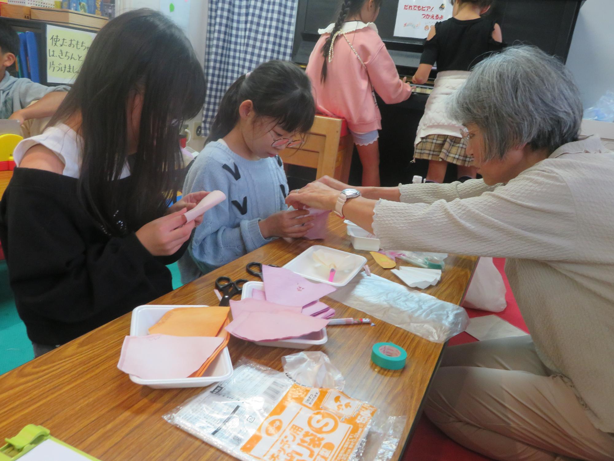 作業中のこどもたちと講師の写真