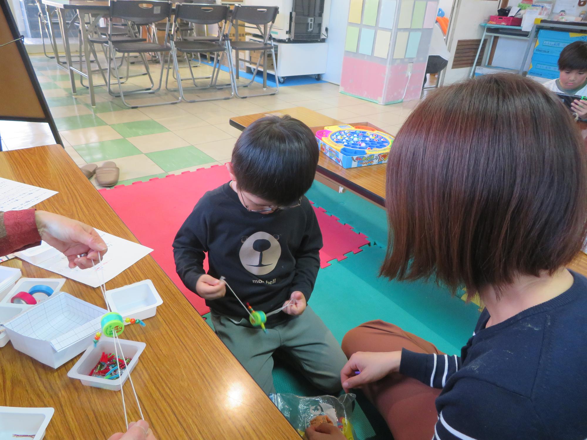 完成品で遊ぶ子どもの写真
