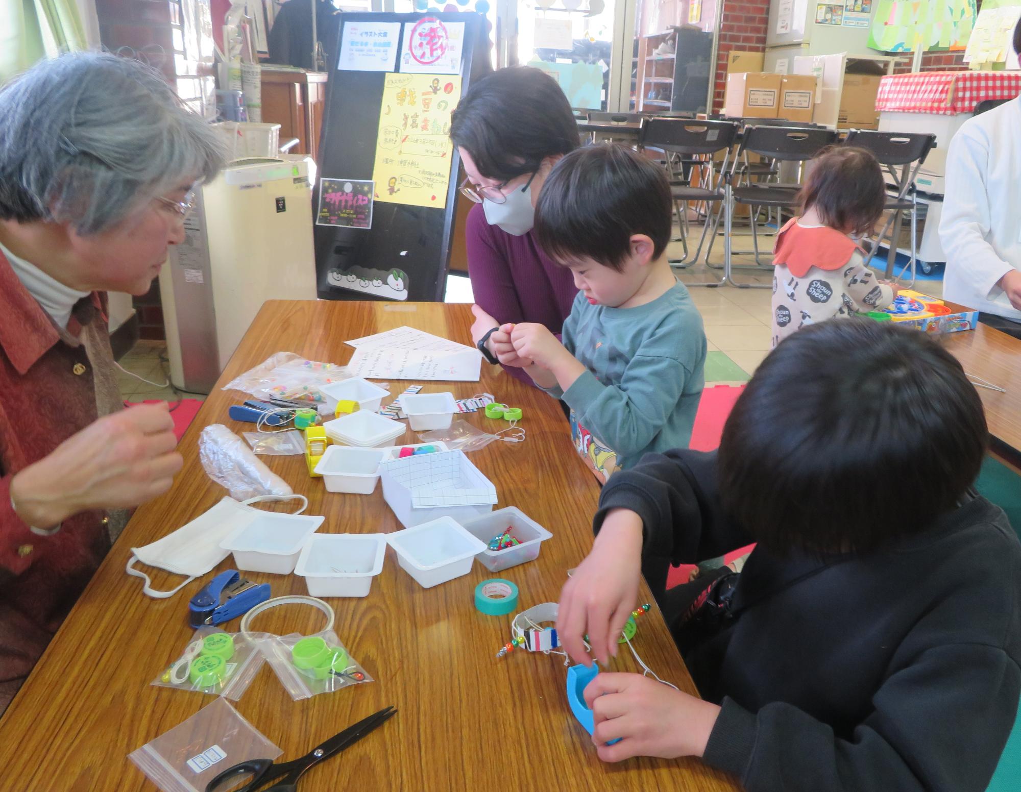 集中して作業に取り組む参加者の写真