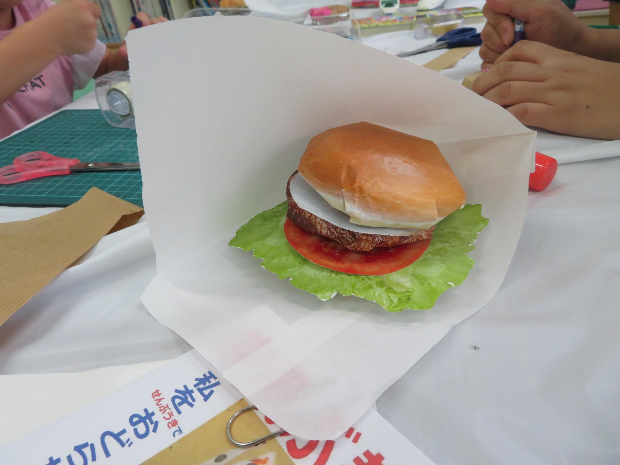 完成したハンバーガーの写真