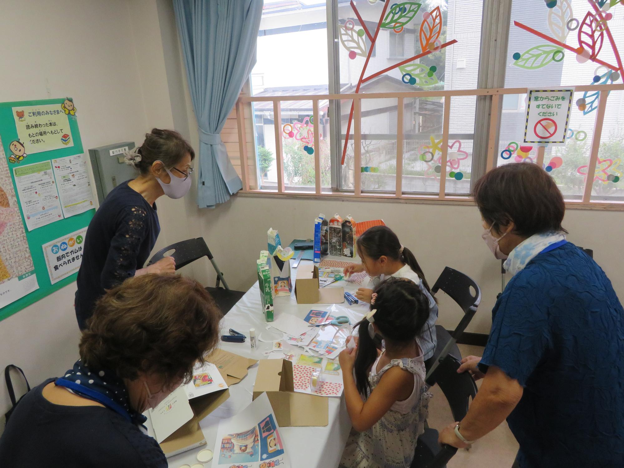図書室で作品作りに励む幼児の写真