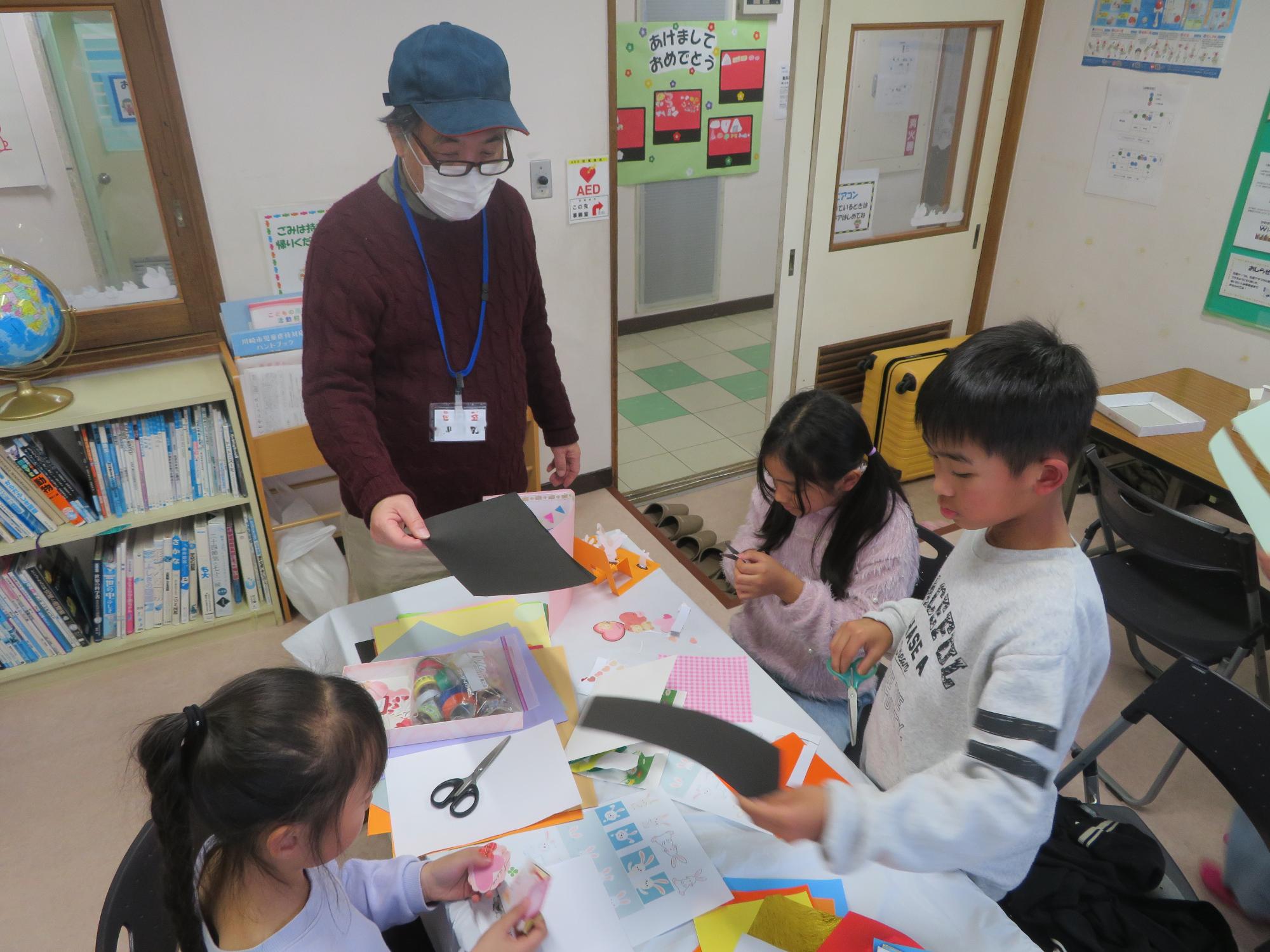 作品作りをしている写真