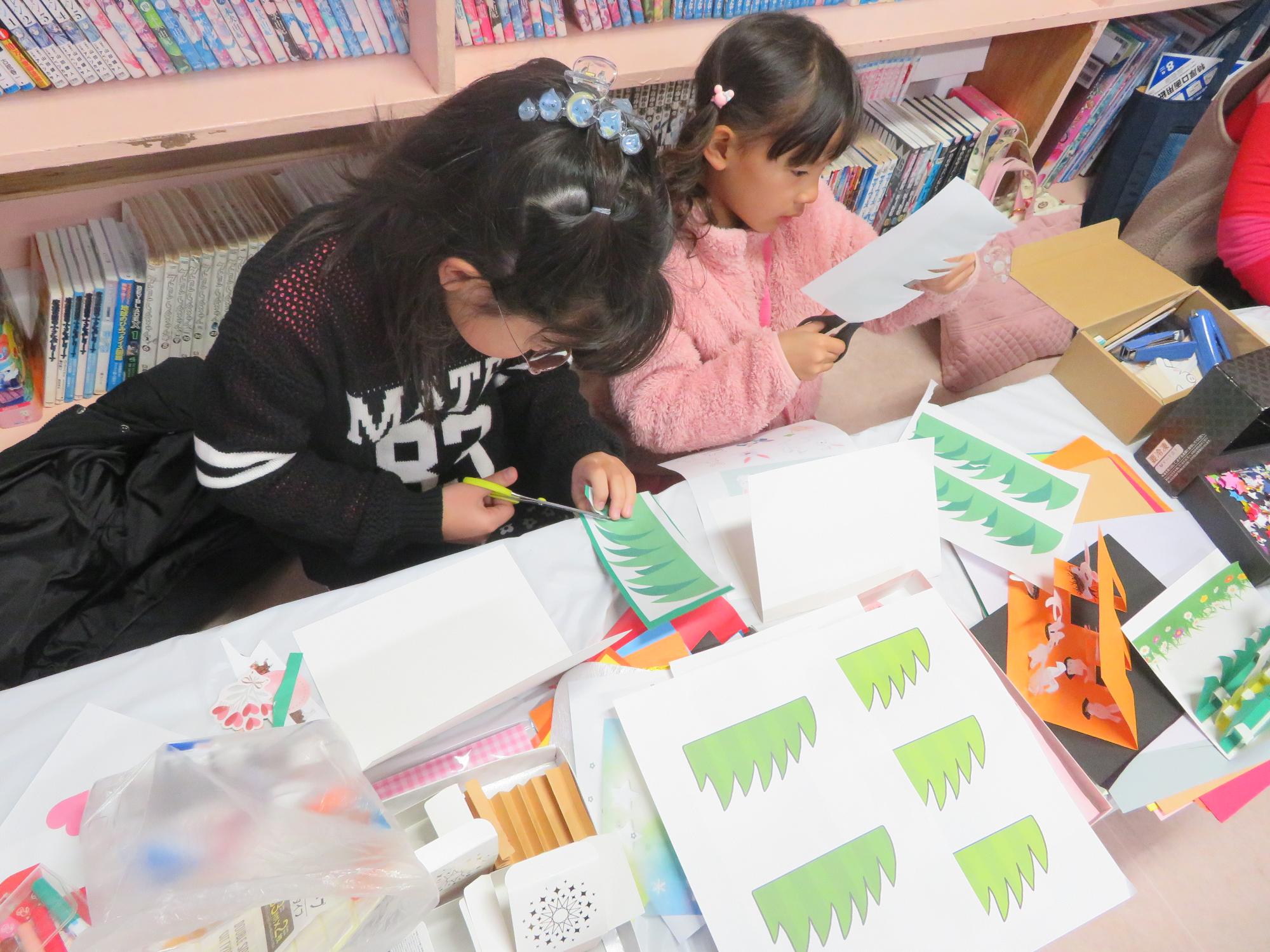 作品作りをしている写真