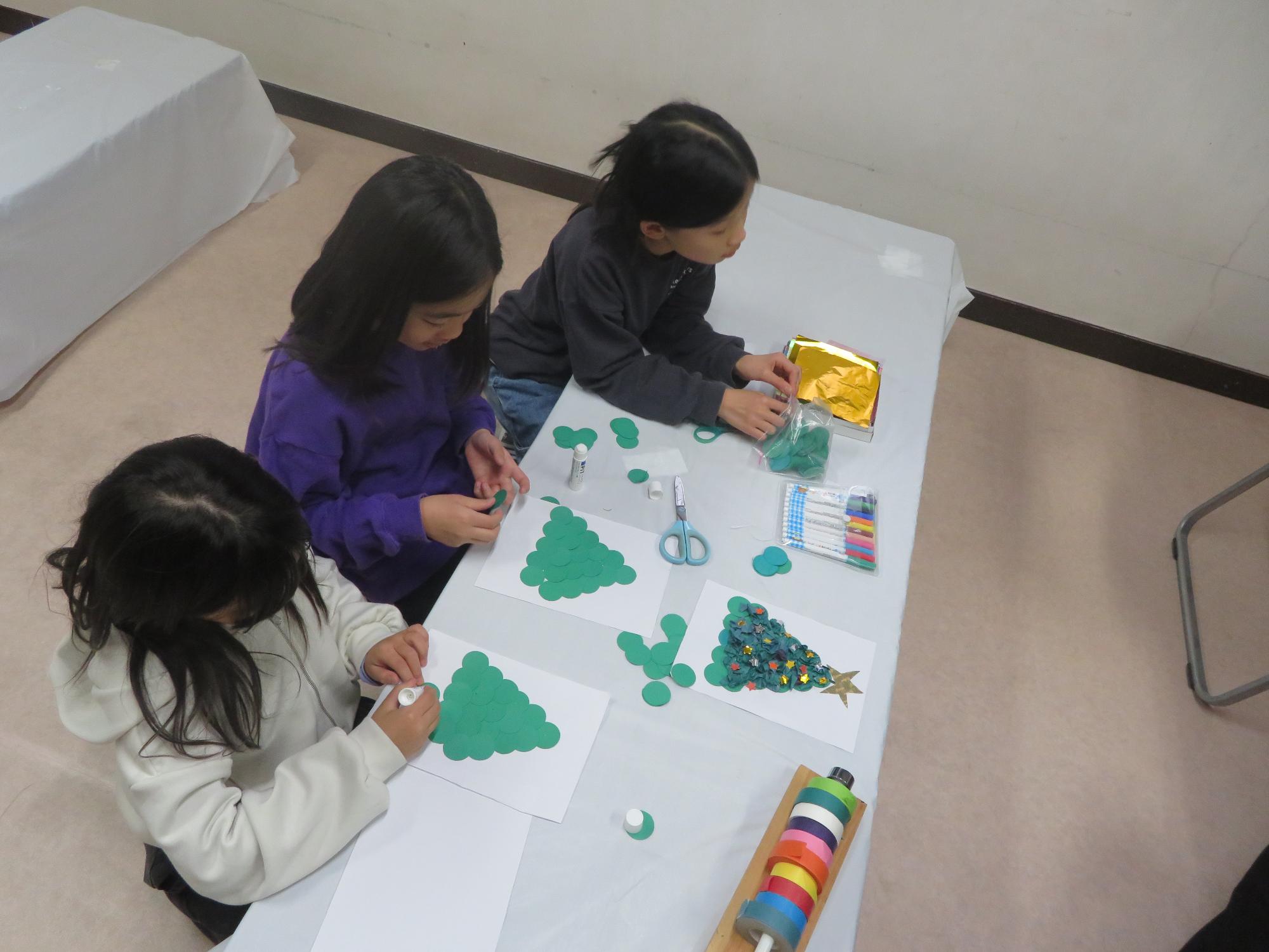 紙テープを使った工作をしている写真