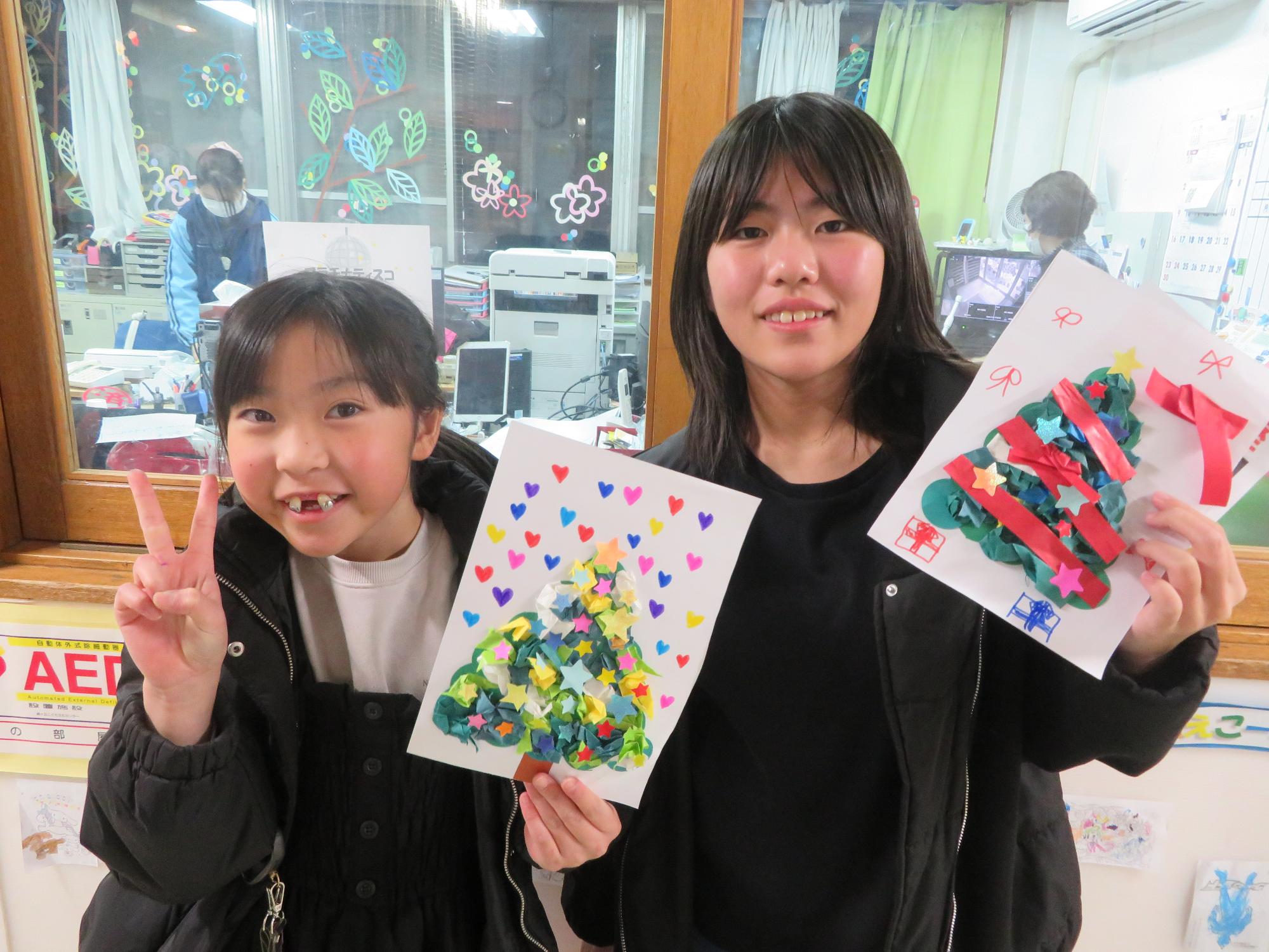 完成した作品と一緒に撮影した写真