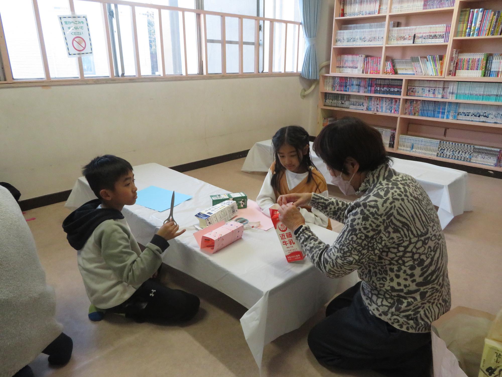 説明を聞いてる写真