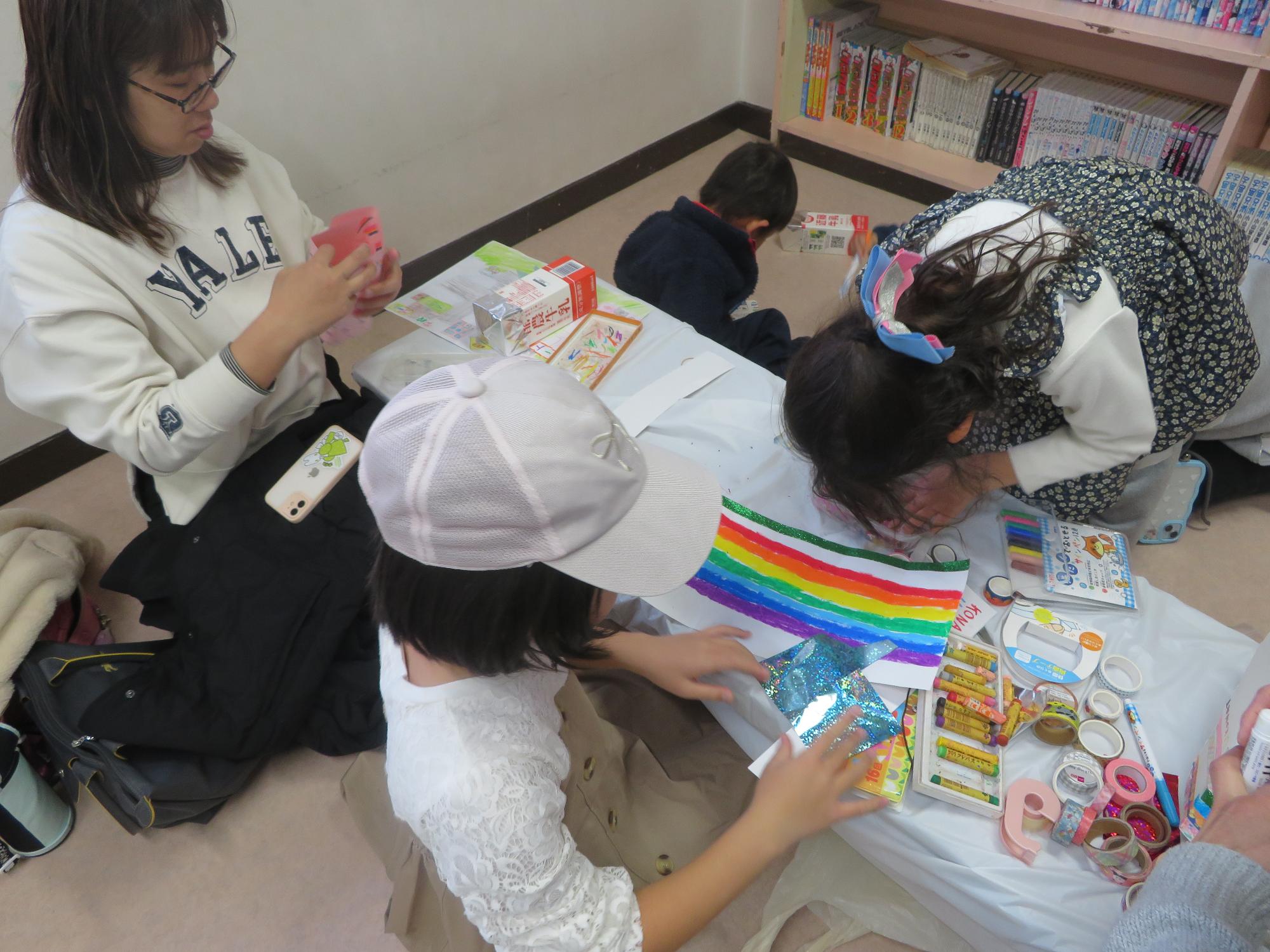 作品作りをしている写真