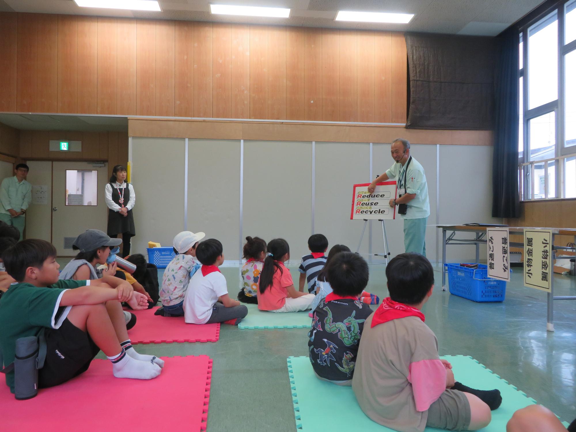 ゴミについての話を聞いている写真