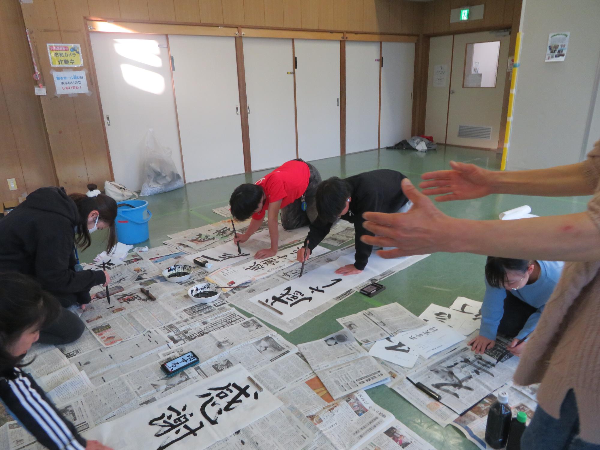 講師の指導を受けている様子の写真