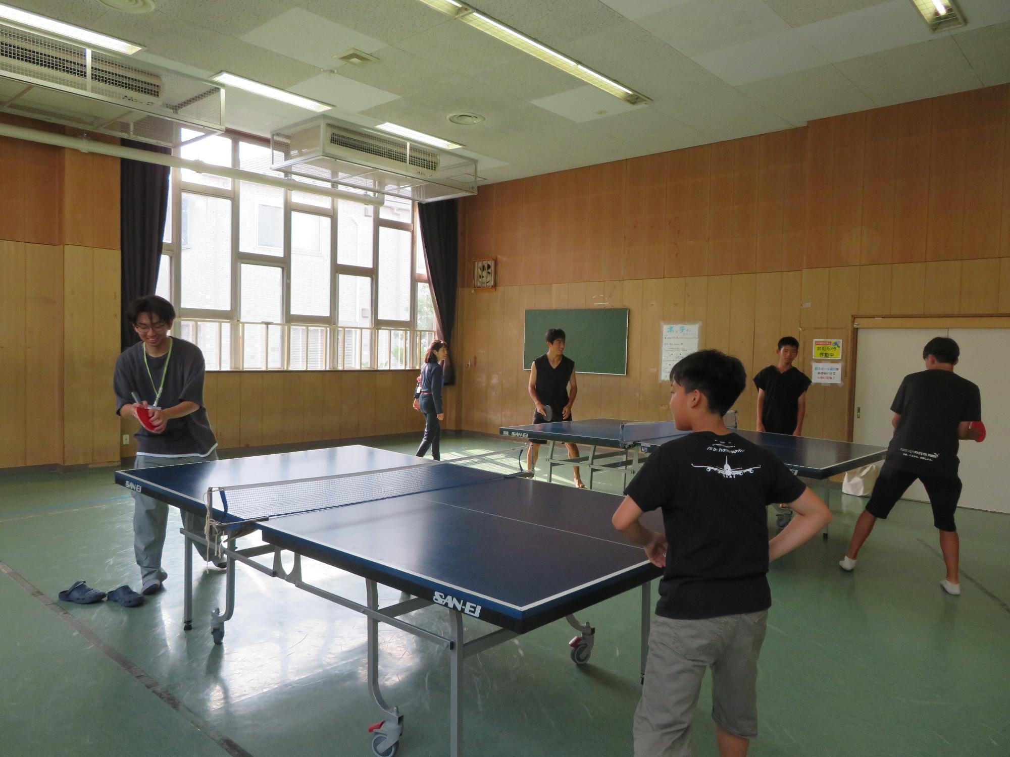 スタッフと試合をする小学生の写真