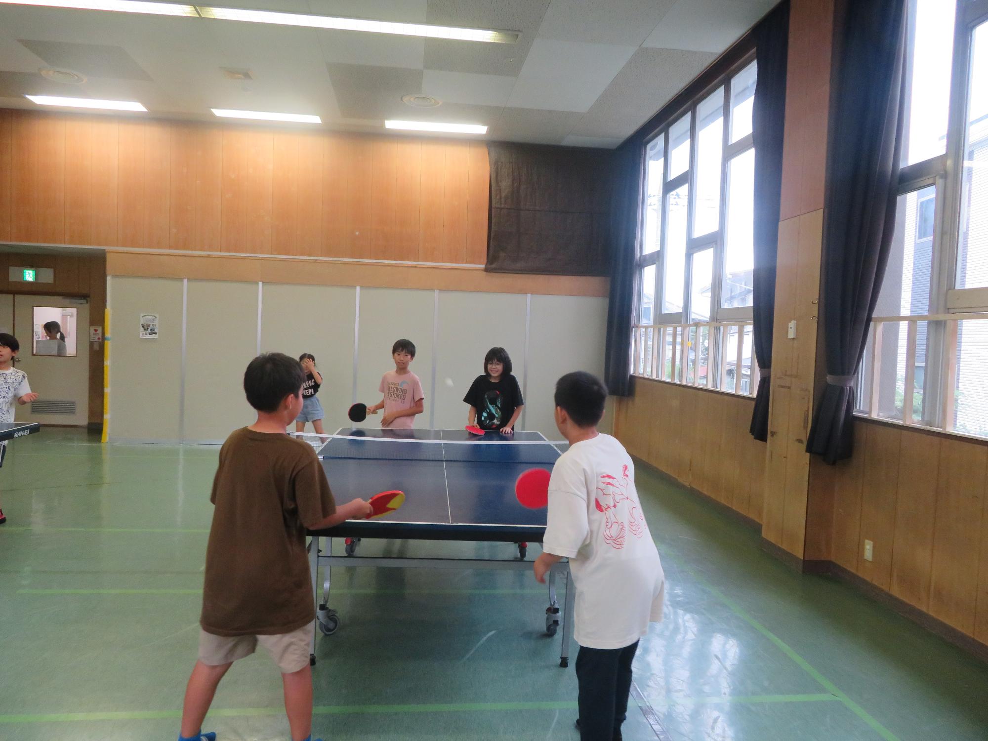 4人で対戦している様子の写真