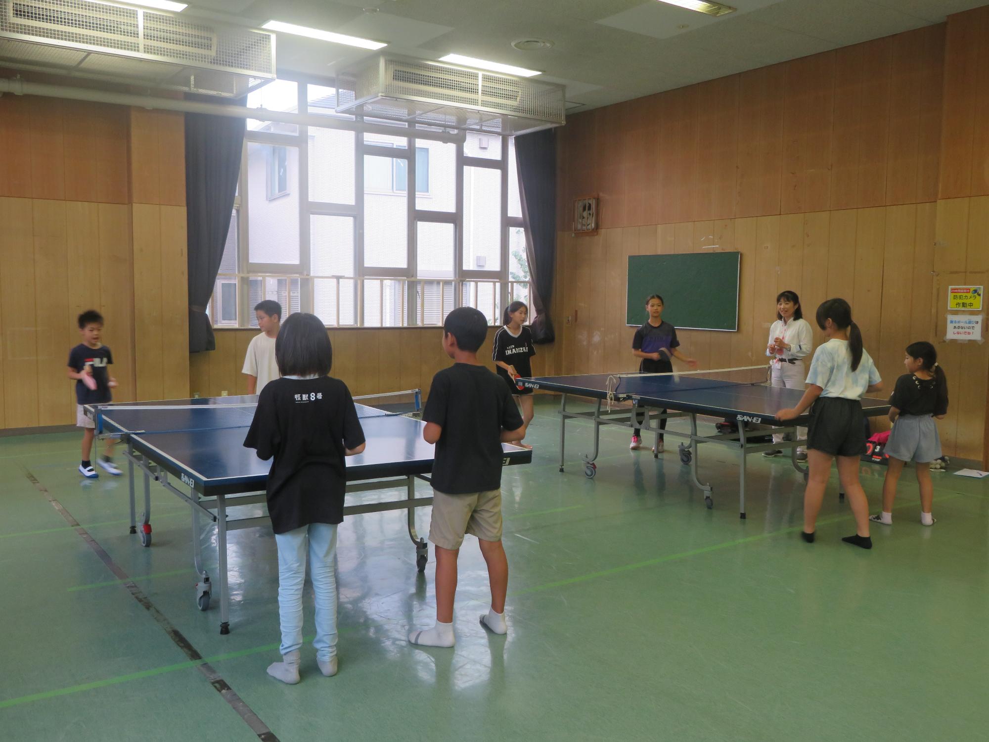 行事中の集会室全体の様子の写真