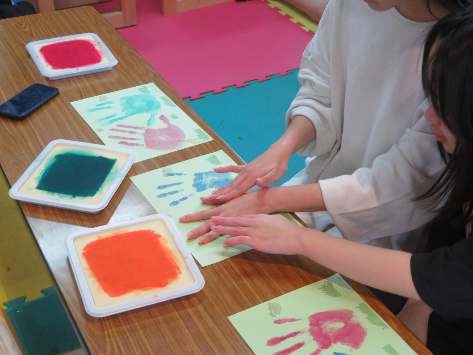 手形をおとっている写真