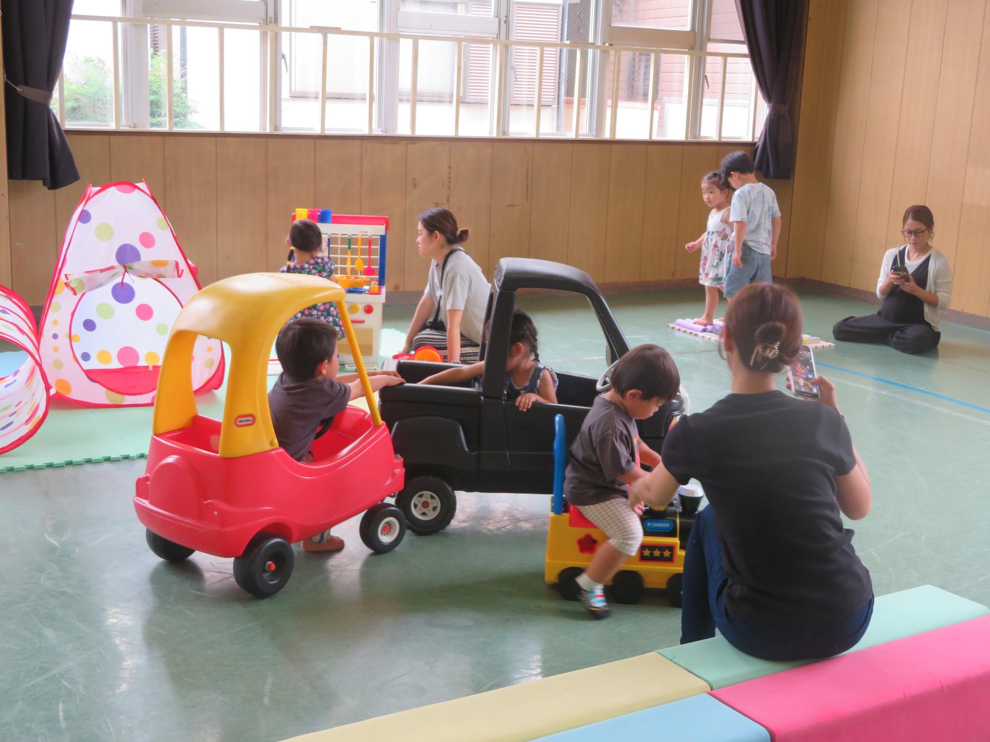 幼児たちが楽しんでいる様子の写真