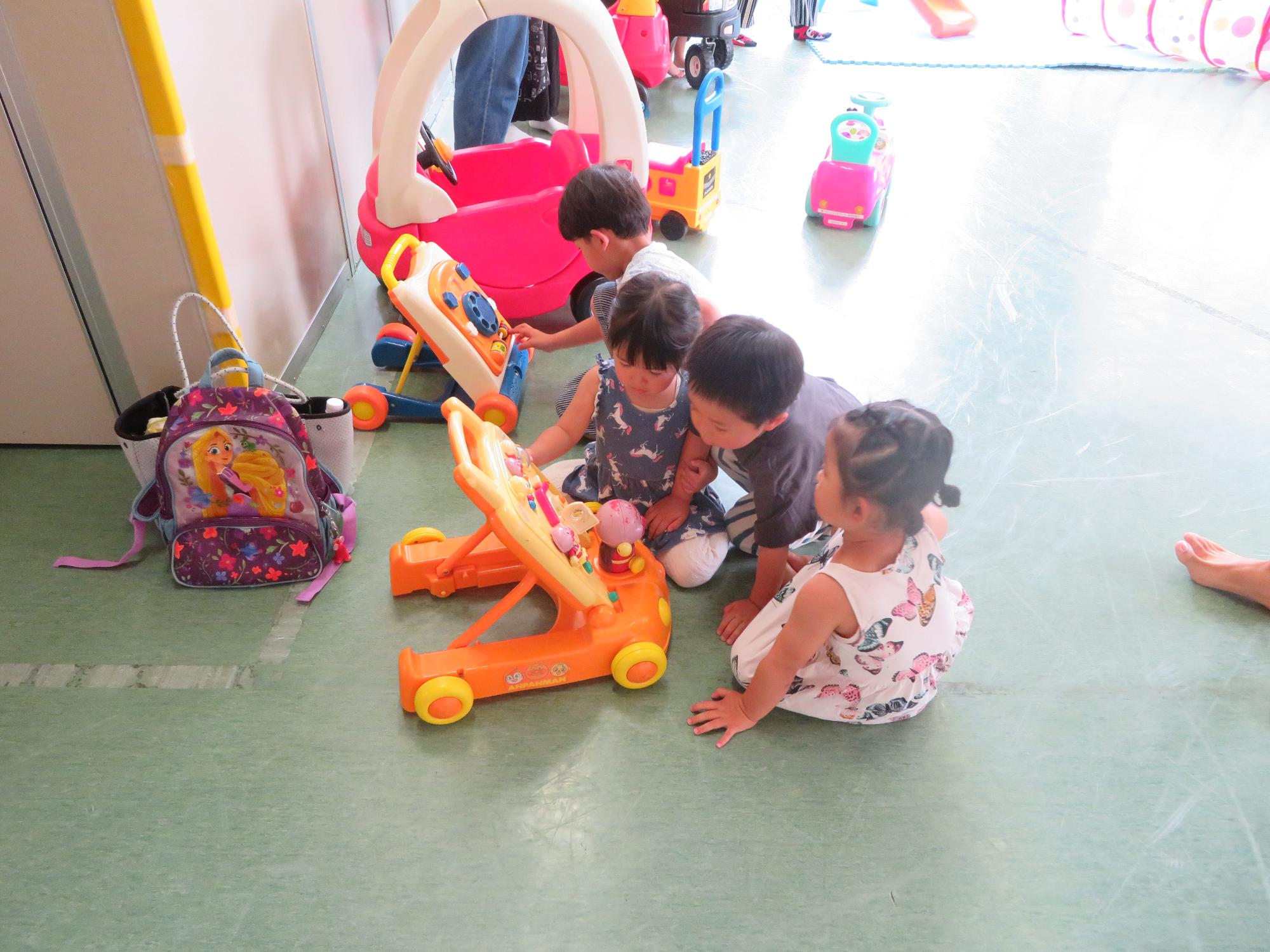 遊んでいる幼児たちの写真