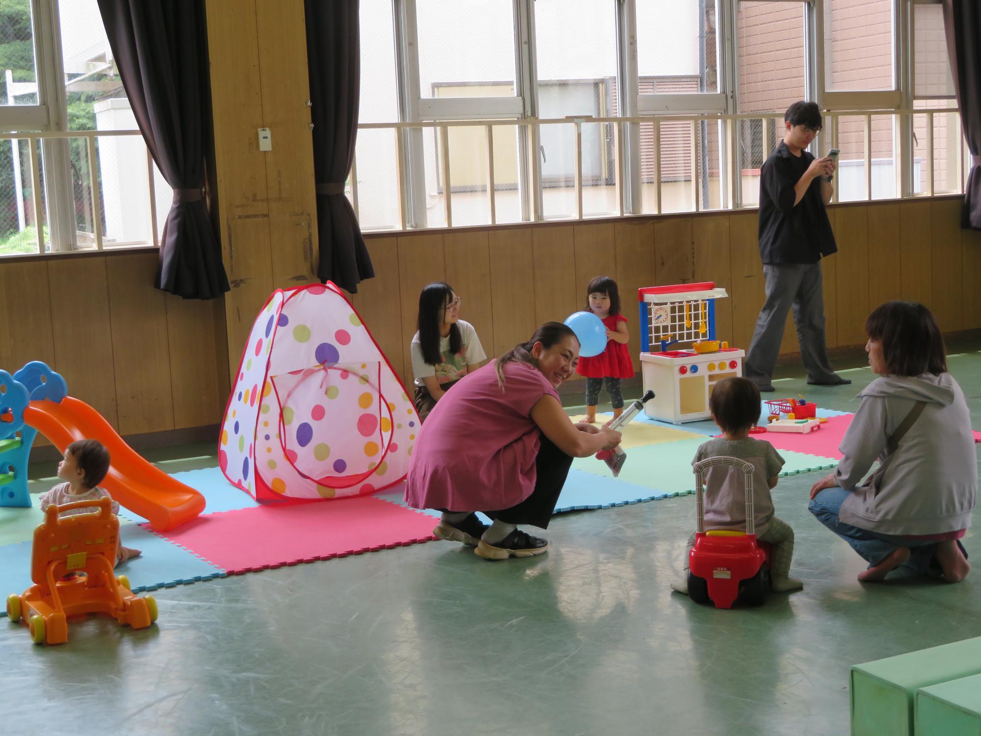賑わいを見せる集会室の写真