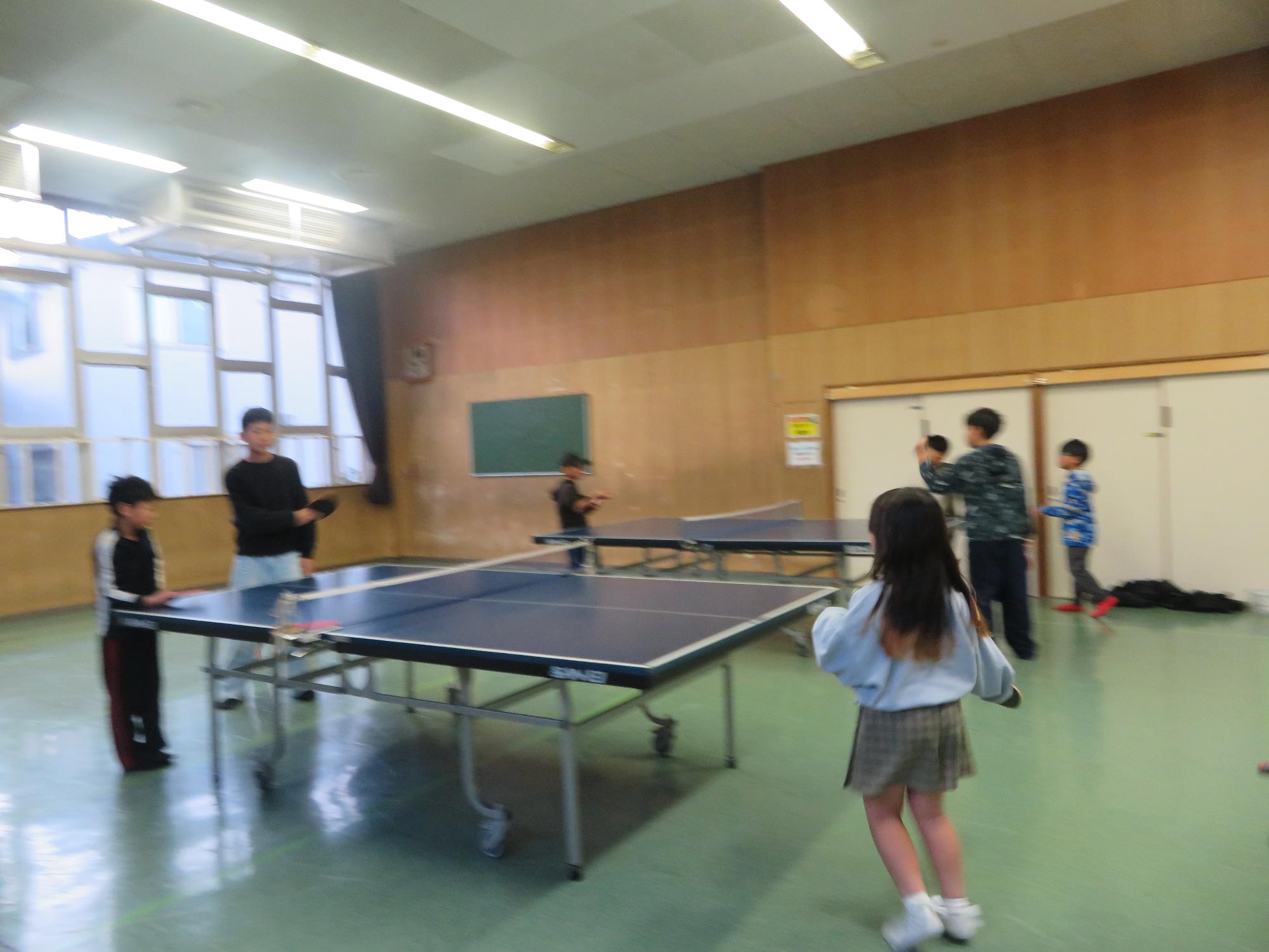 行事中の集会室全体の様子の写真