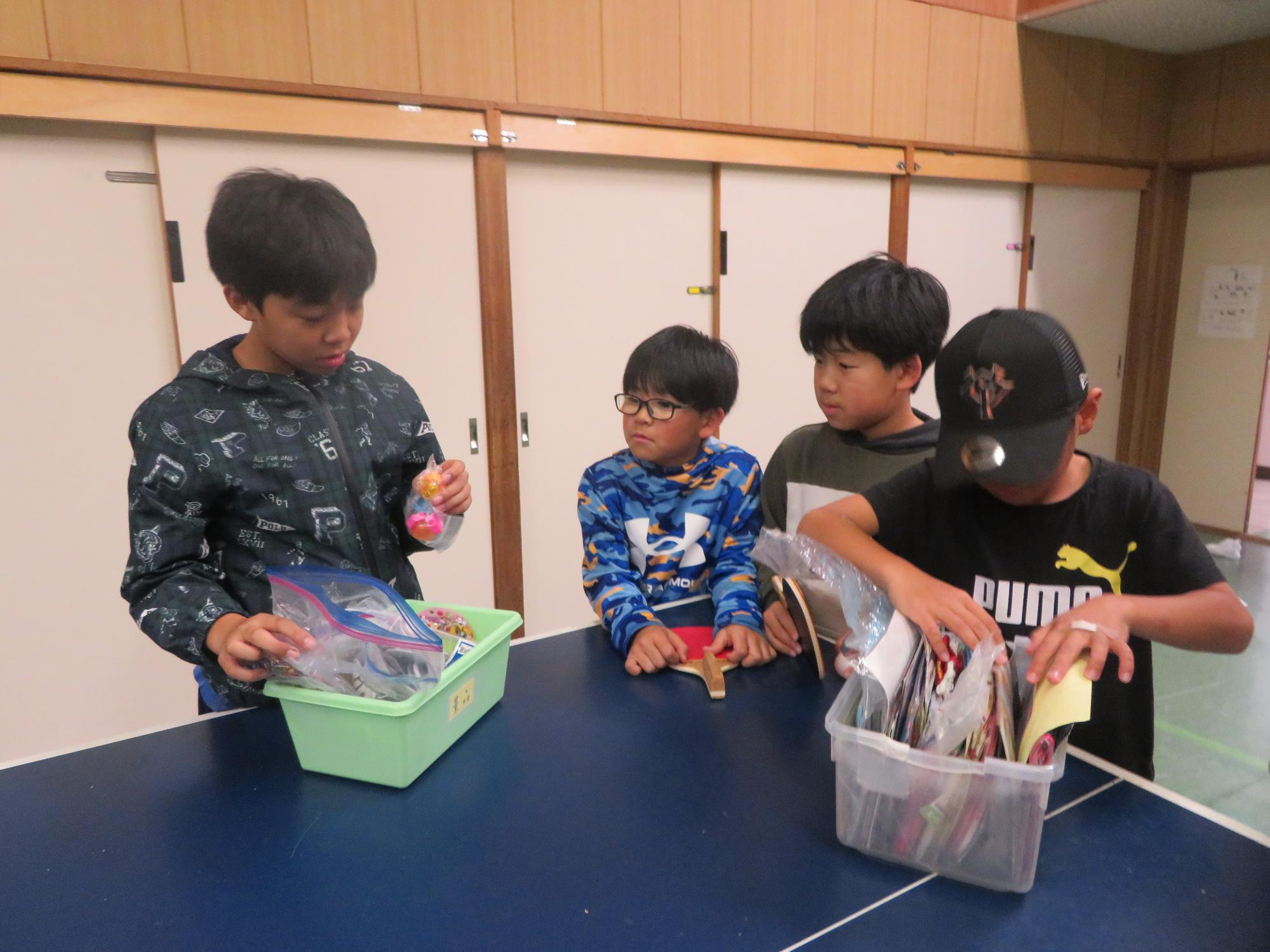 景品を選ぶこどもたちの写真