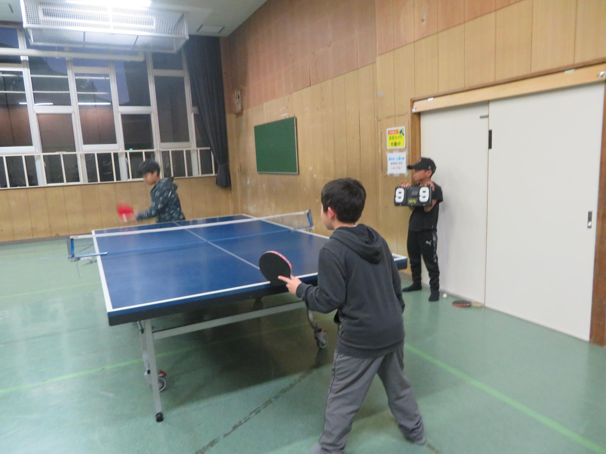 卓球対決をしている写真