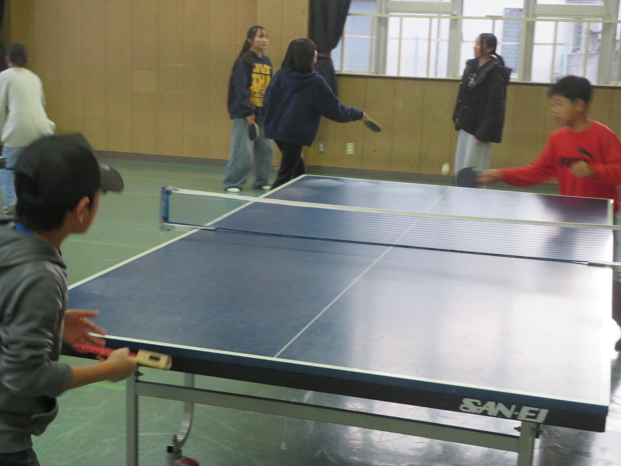 卓球をしている写真