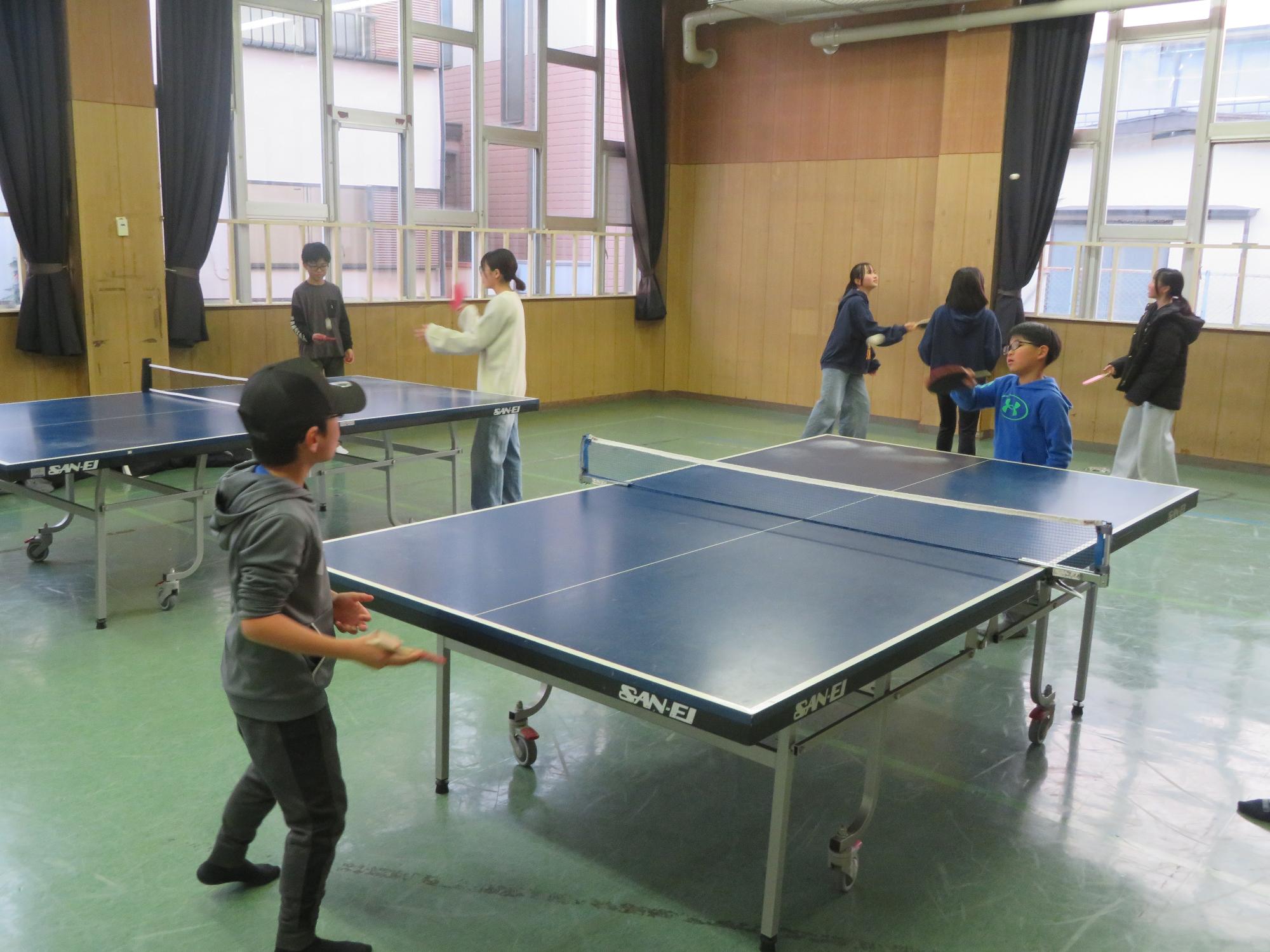 卓球をしている写真