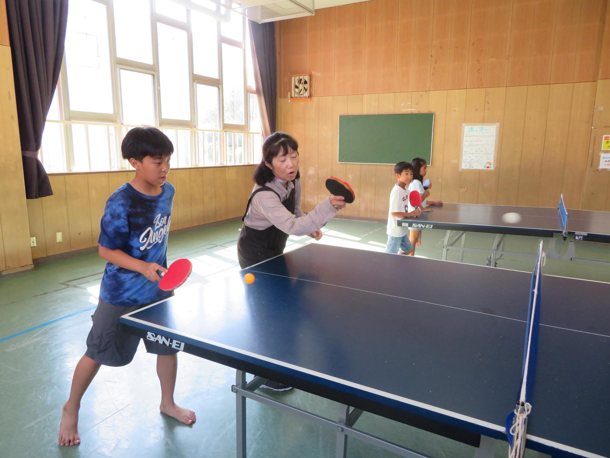 卓球対決をしている写真