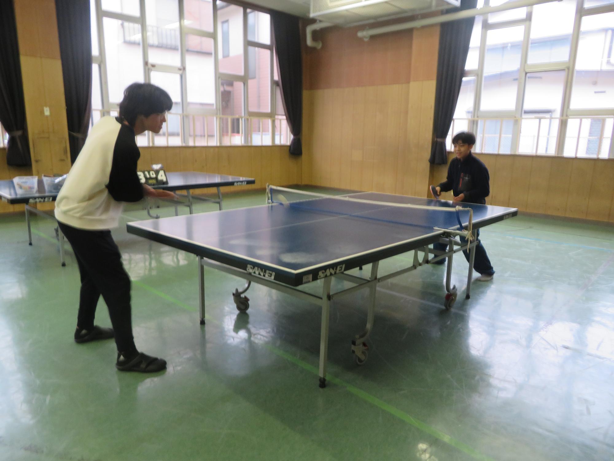 卓球対決をしている写真