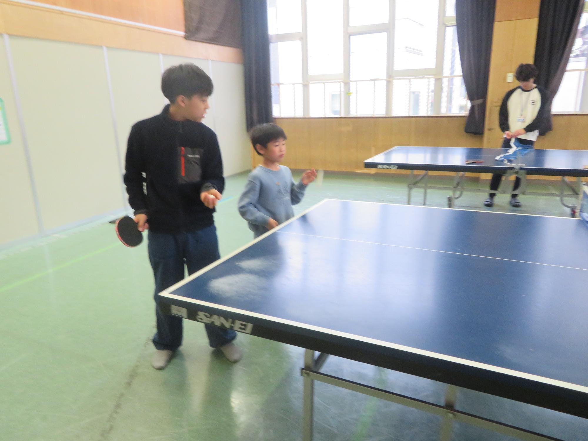 卓球を教えている写真