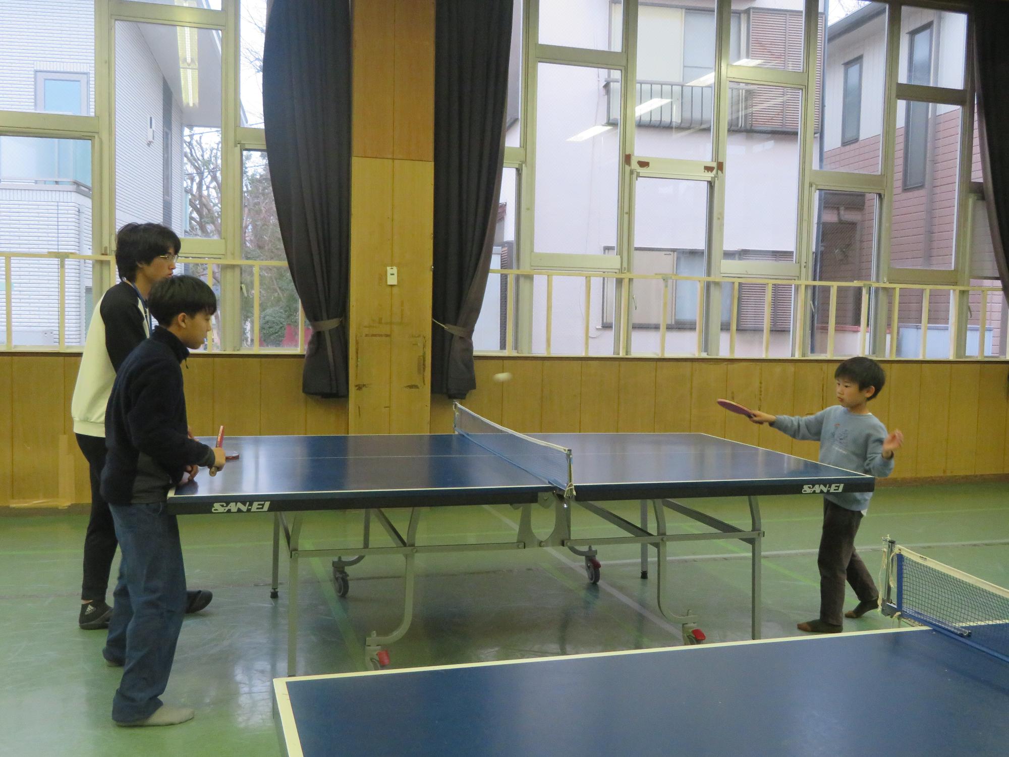 卓球対決をしている写真