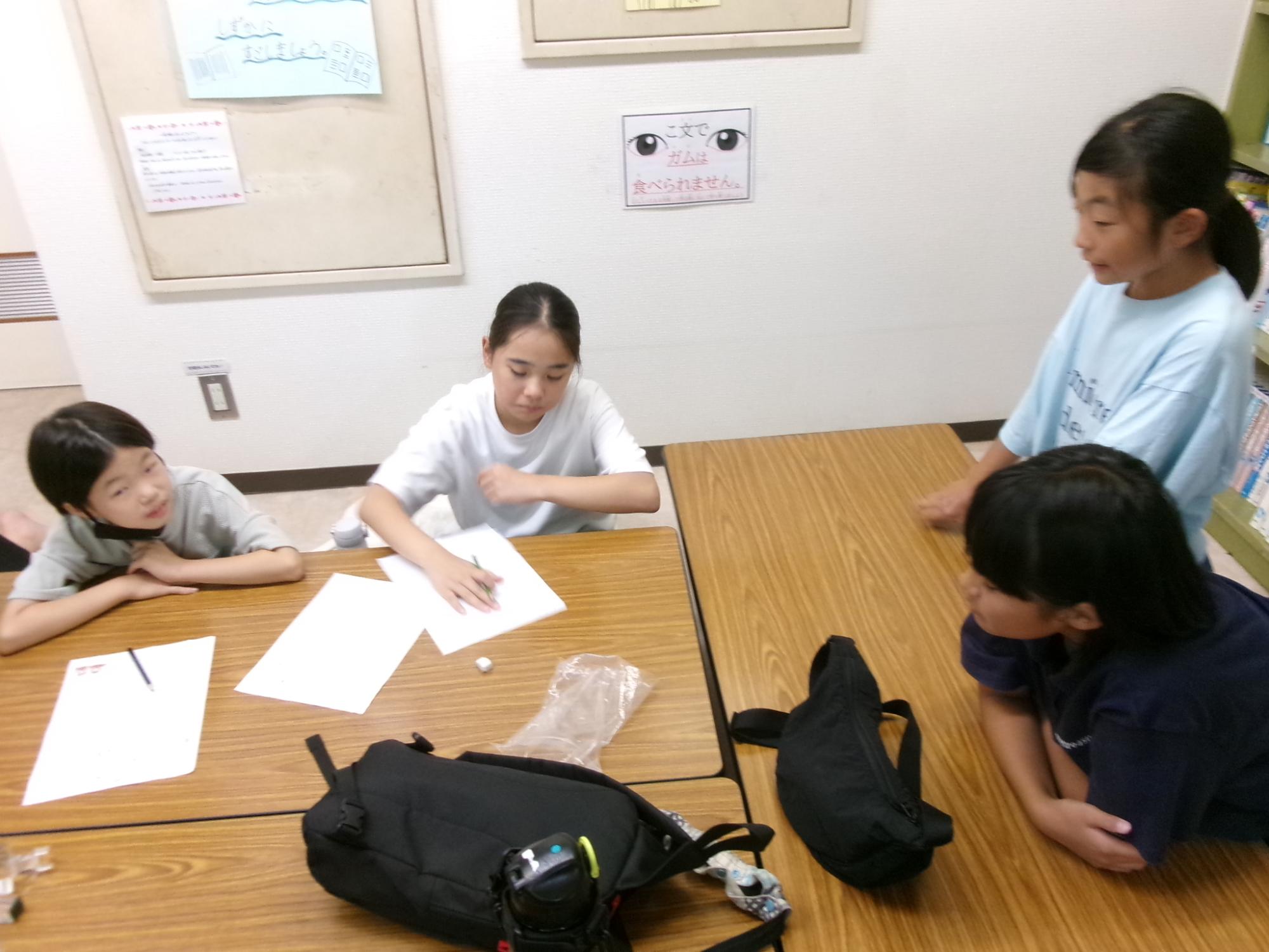 真剣に会議をしている子どもたちの様子の写真