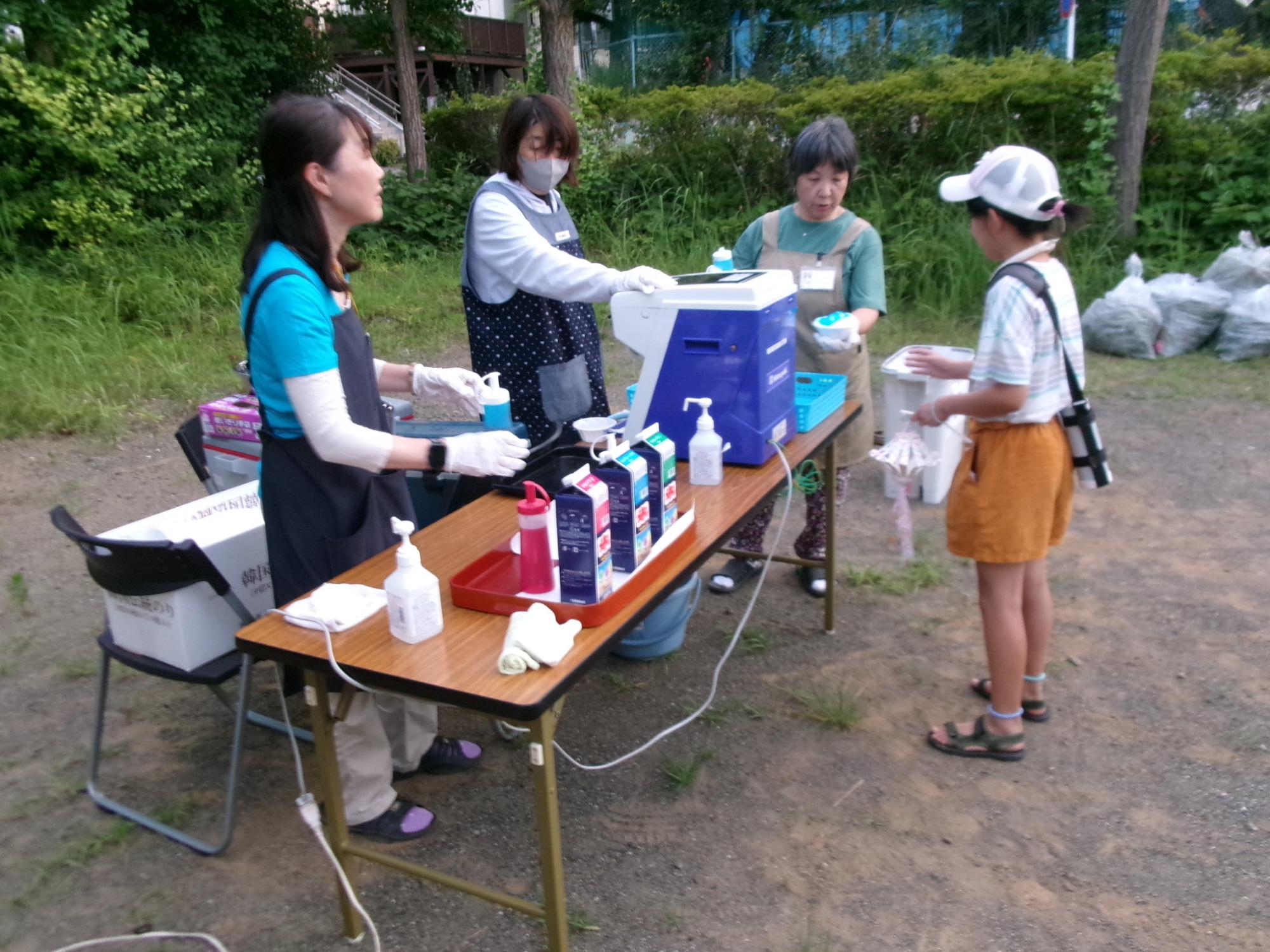 かき氷を受け取っている児童の様子の写真