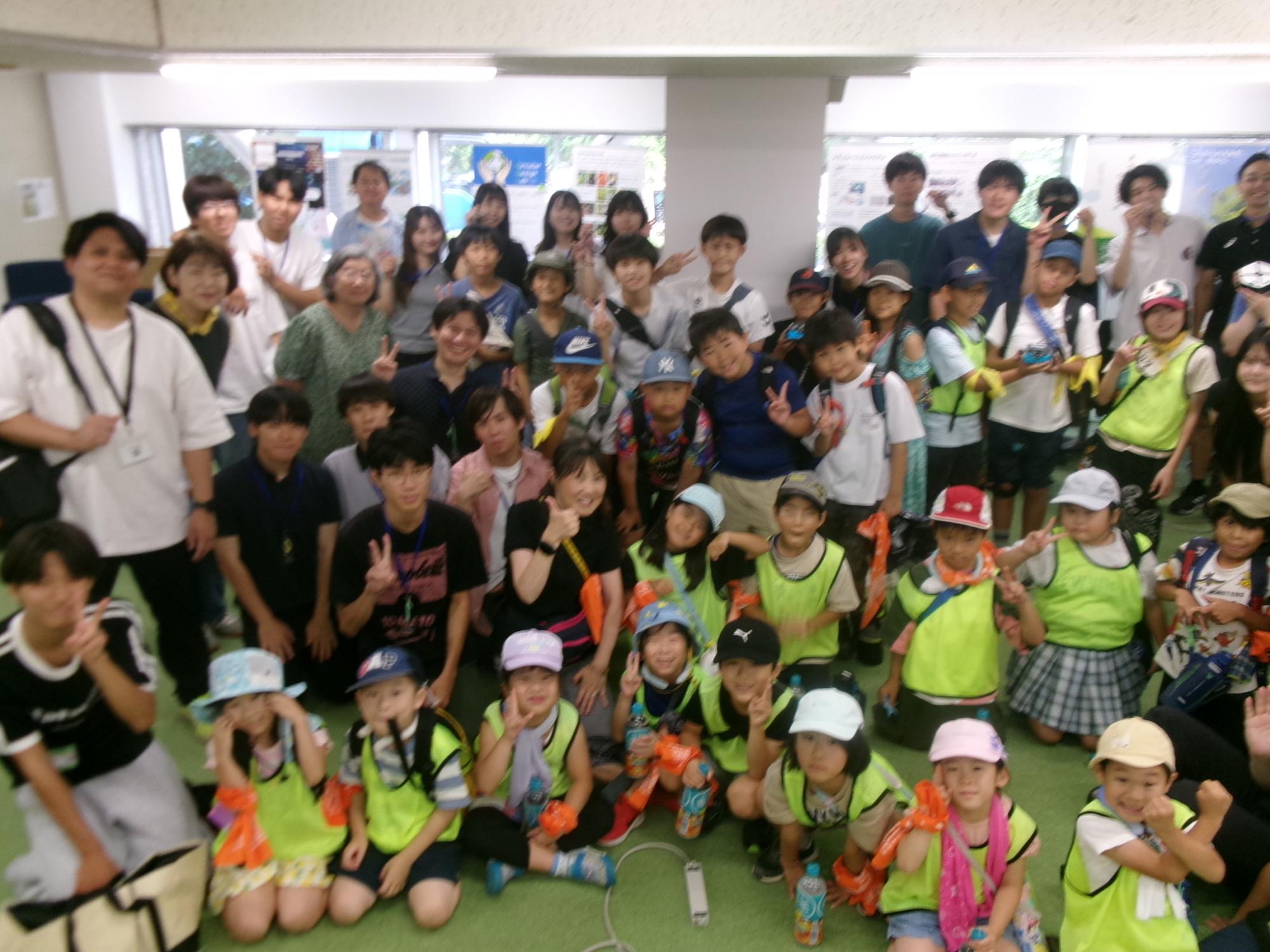 専修大学の学生と参加児童が一緒に写っている集合写真
