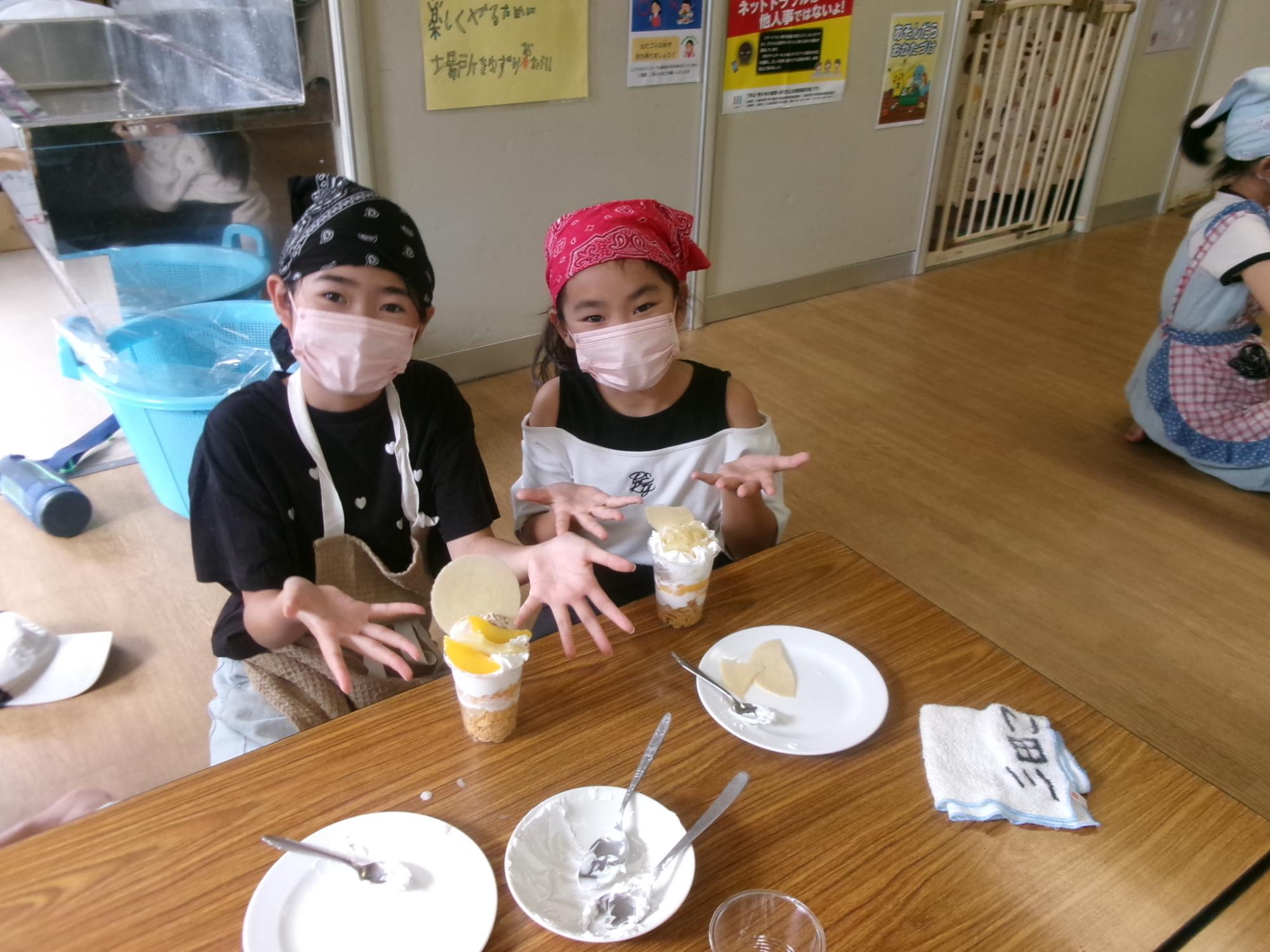 完成したパフェと一緒に写っている児童の写真