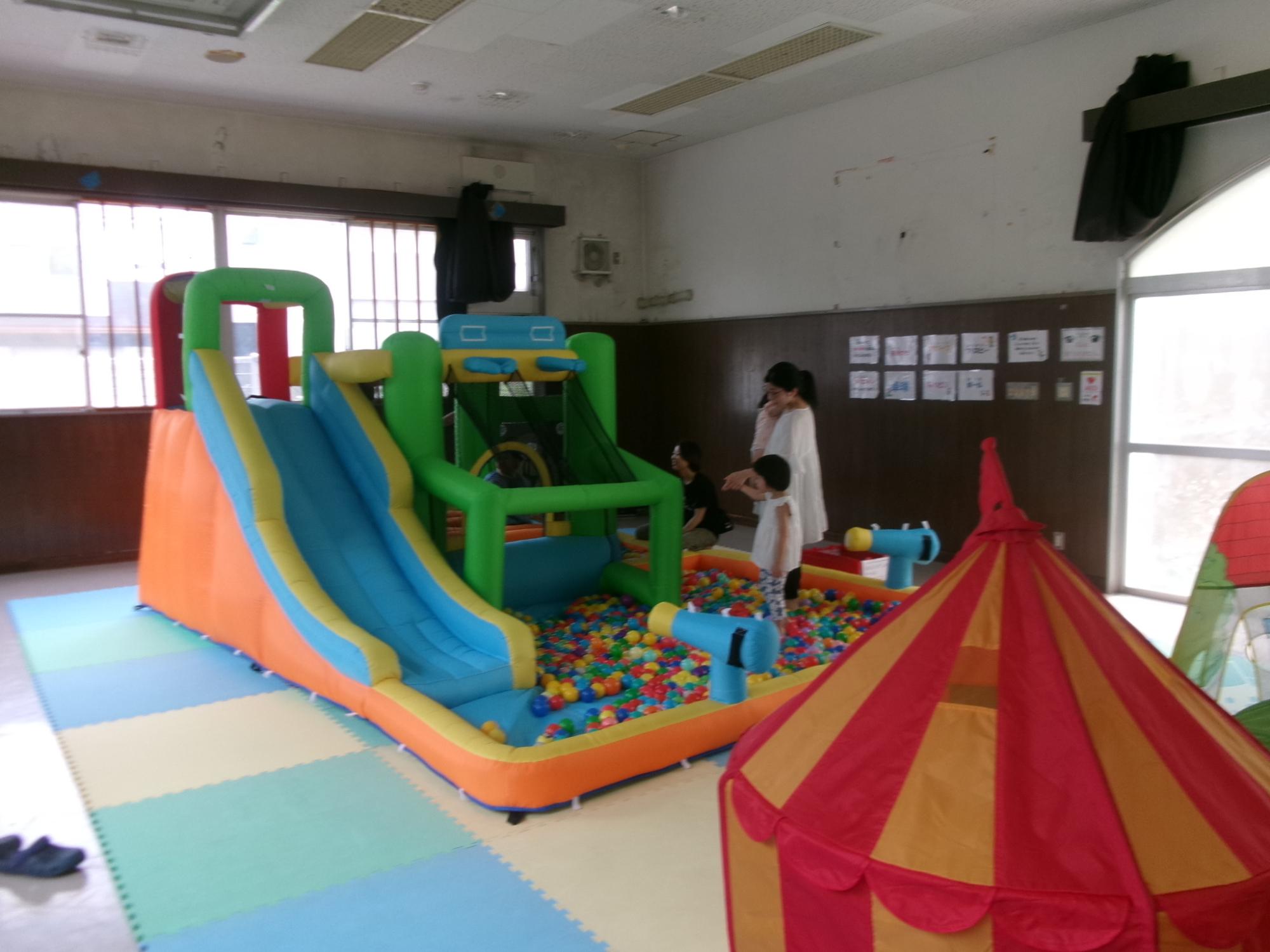 大型エアー遊具やテントなどの会場の様子の写真