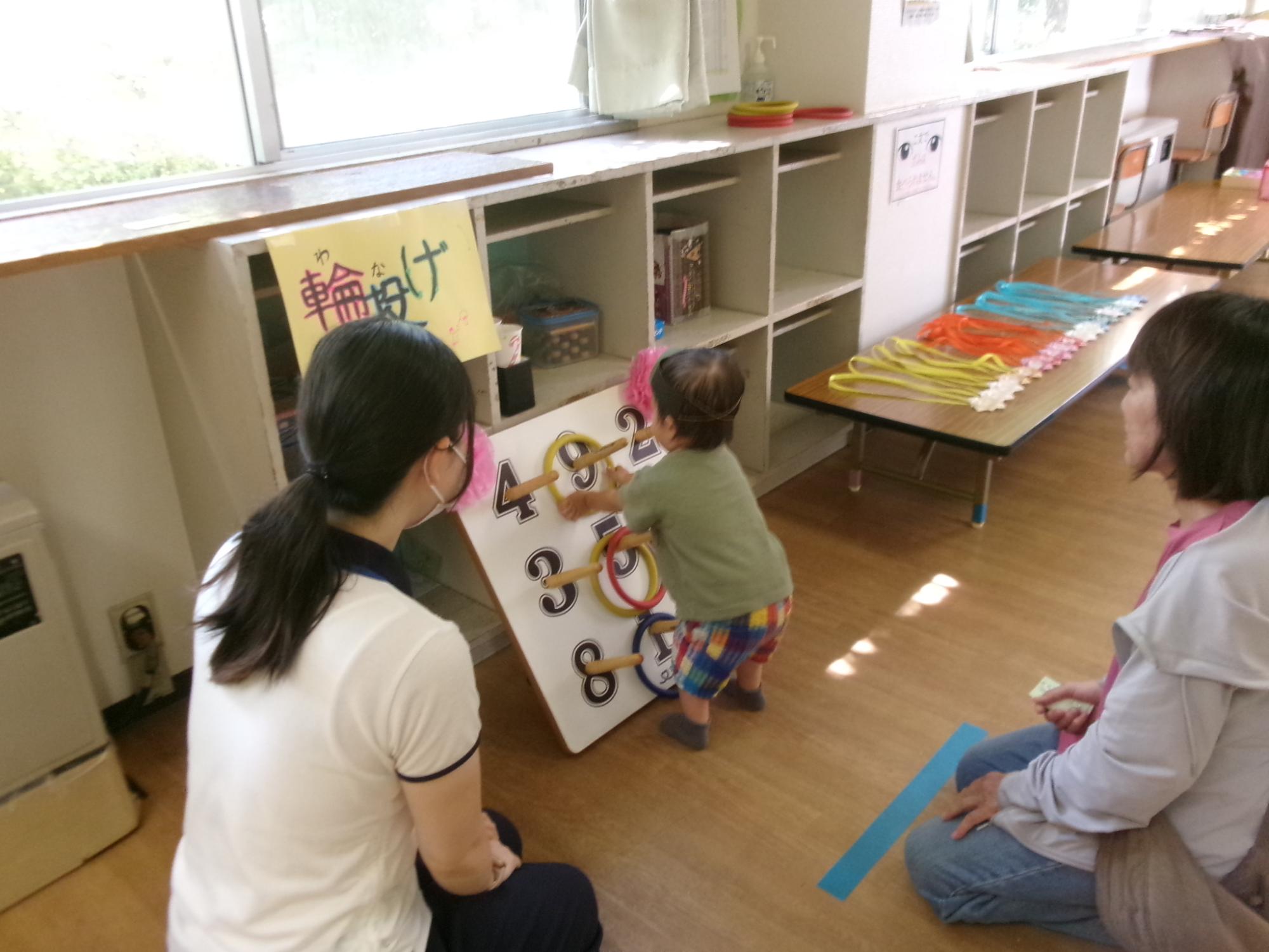 参加した幼児が輪投げを楽しんでいる様子の写真