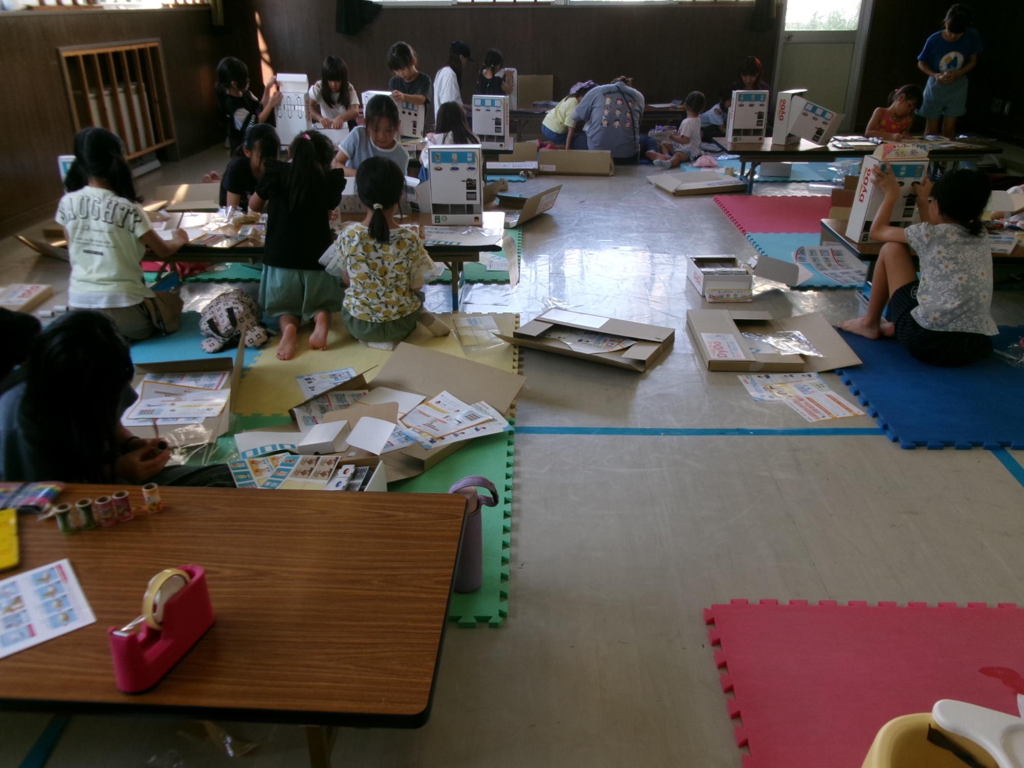 広い会場で工作をしている参加者の様子の写真