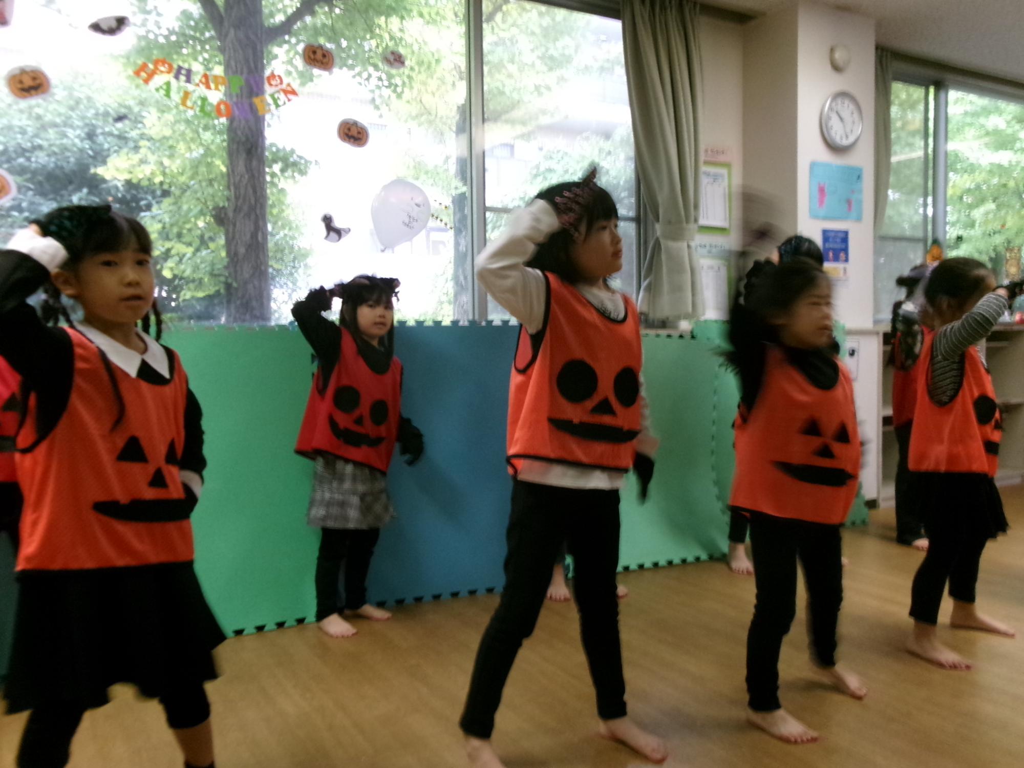 わくわくプラザ利用児童のダンス発表の様子の写真