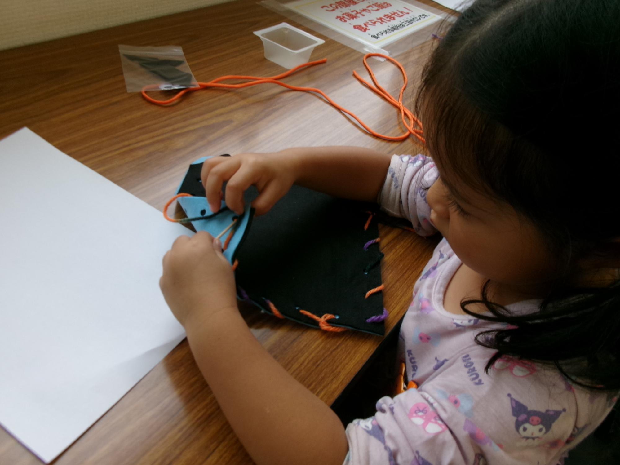 幼児さんがバッグを作成している様子の写真