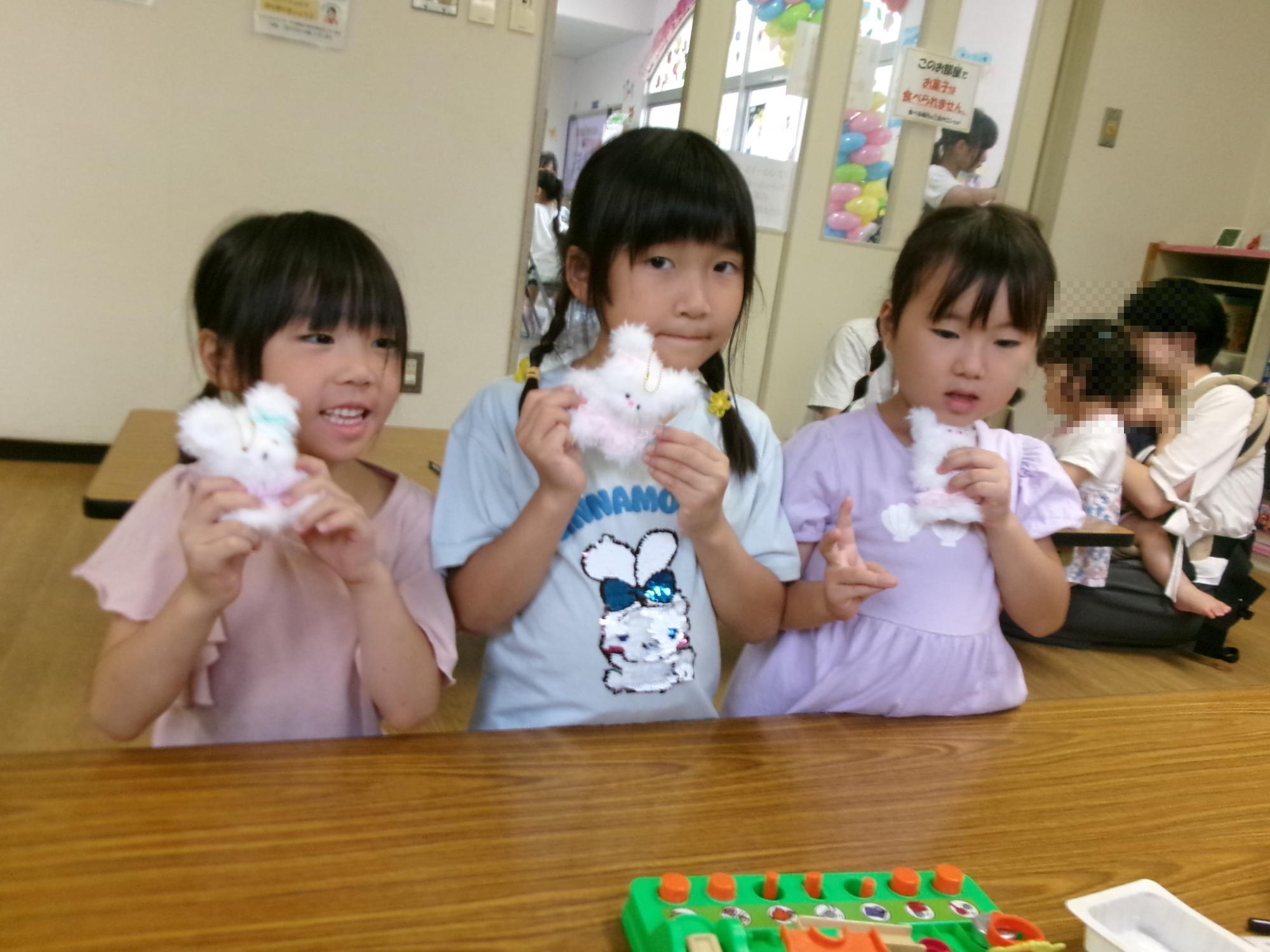 完成した人形を持って映っている幼児さんの集合写真