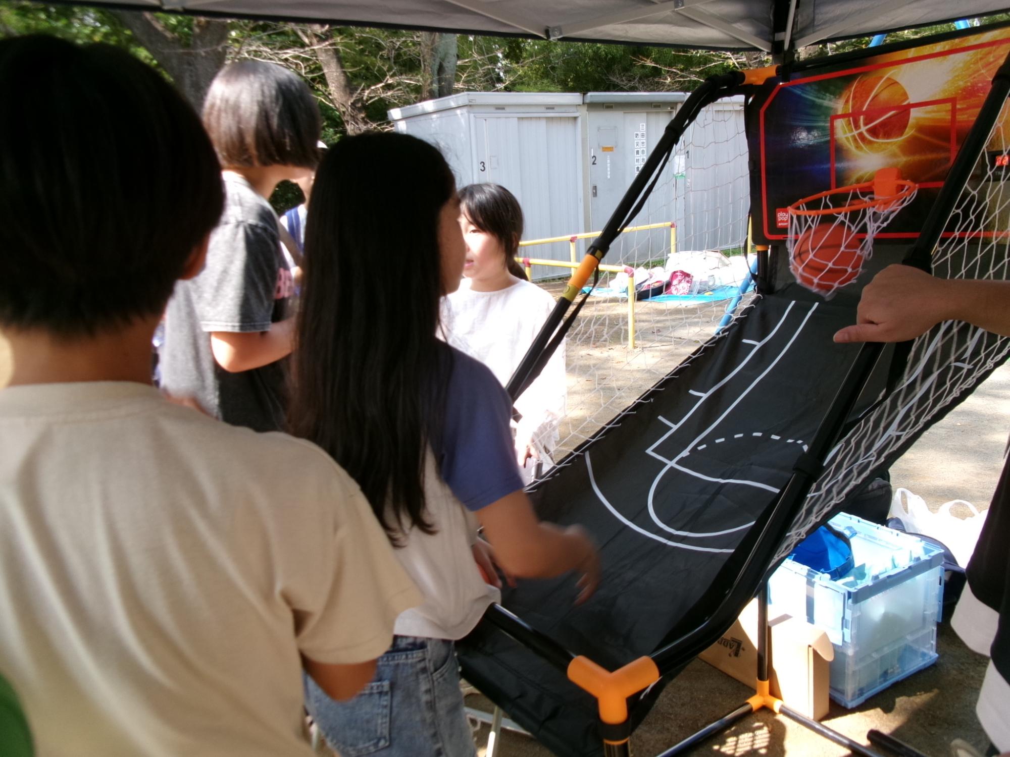 バスケゲームのブースの様子の写真