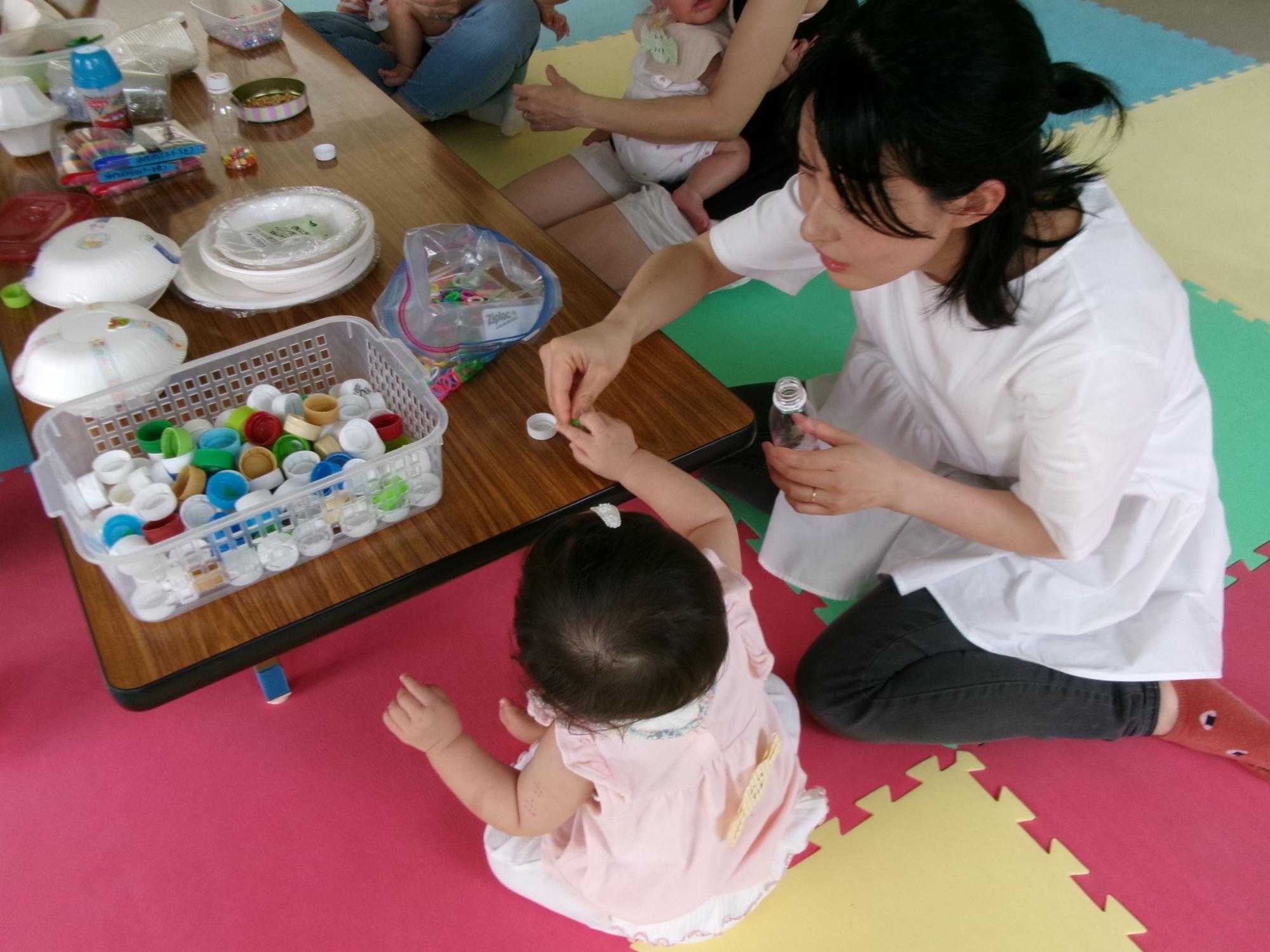 幼児親子がでんでんたいこの工作をしている様子の写真
