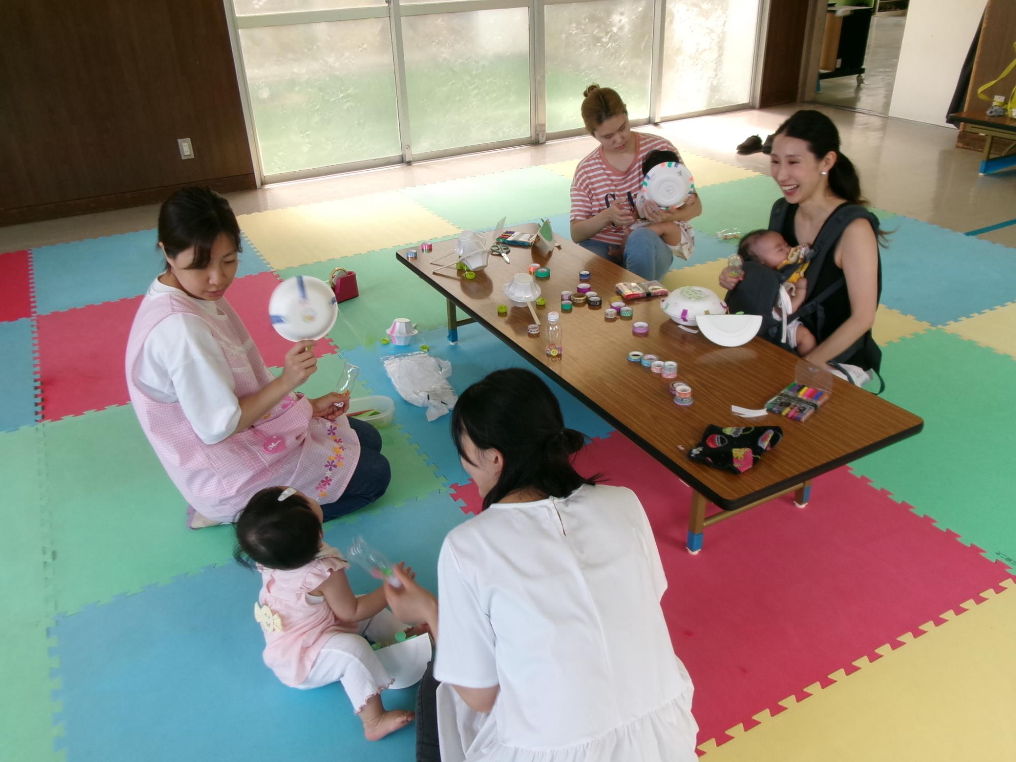でんでんたいこを鳴らして楽しんでいる様子の写真