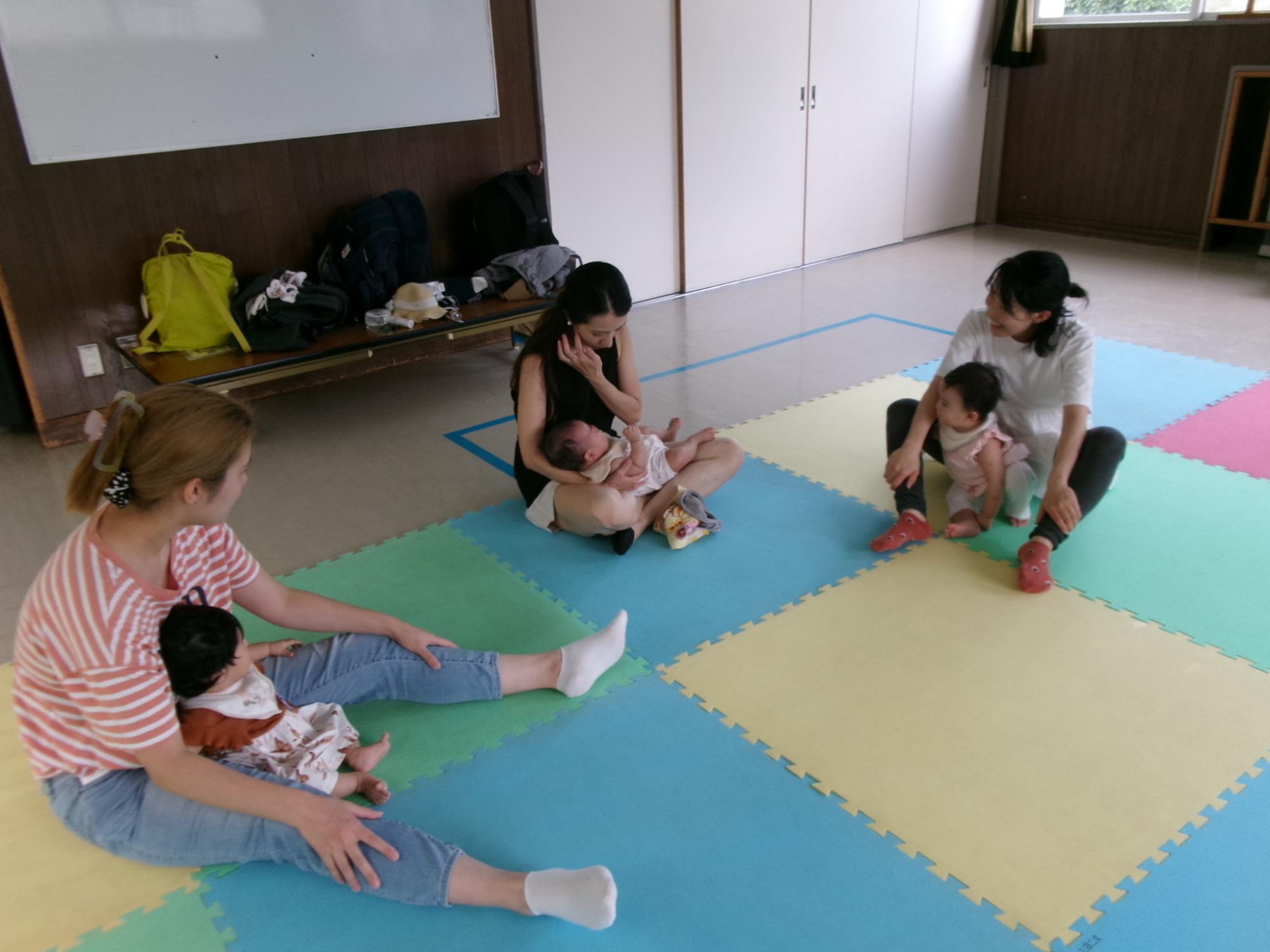 参加したママ同士でお話をしている様子の写真