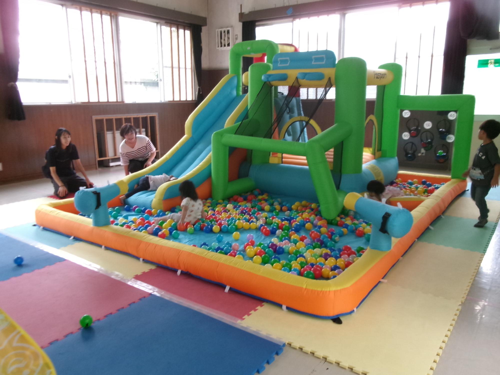 大きなボールプールのエアー遊具の写真