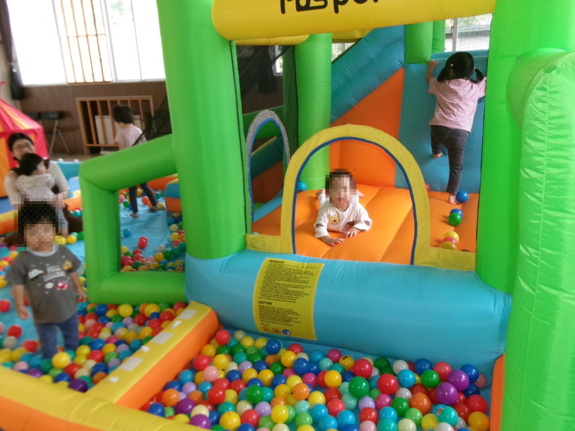 ボールプールで遊んでいる幼児の様子の写真